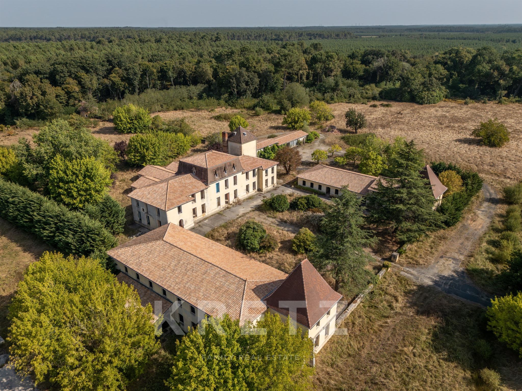 South Gironde — 18th-century château, ideal base for operator/investors, 45 min from Bordeaux
