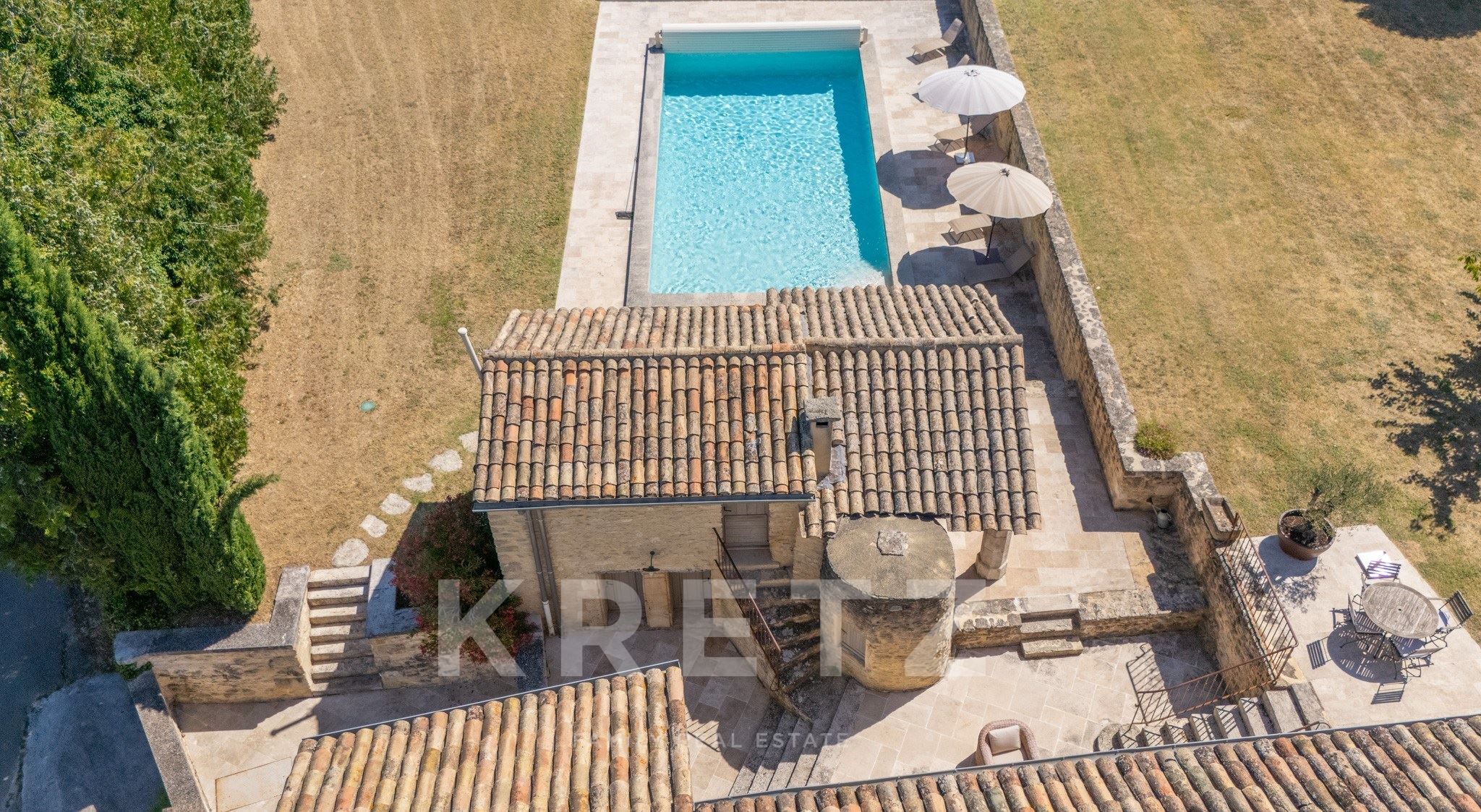 Mas en pierre rénové sur 3.8 hectares de terrain avec vue sur Bonnieux, Lacoste et le Mont Ventoux
