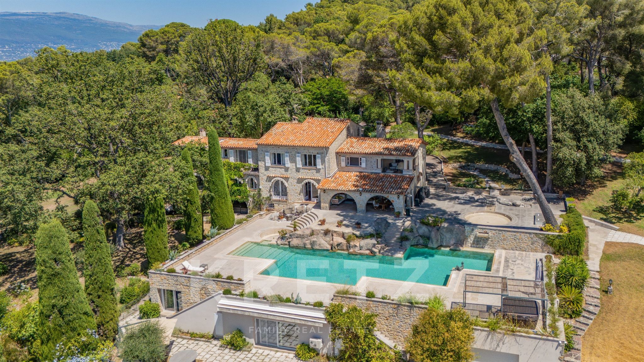 Mas confidentiel sur les hauteurs de Mougins vue mer