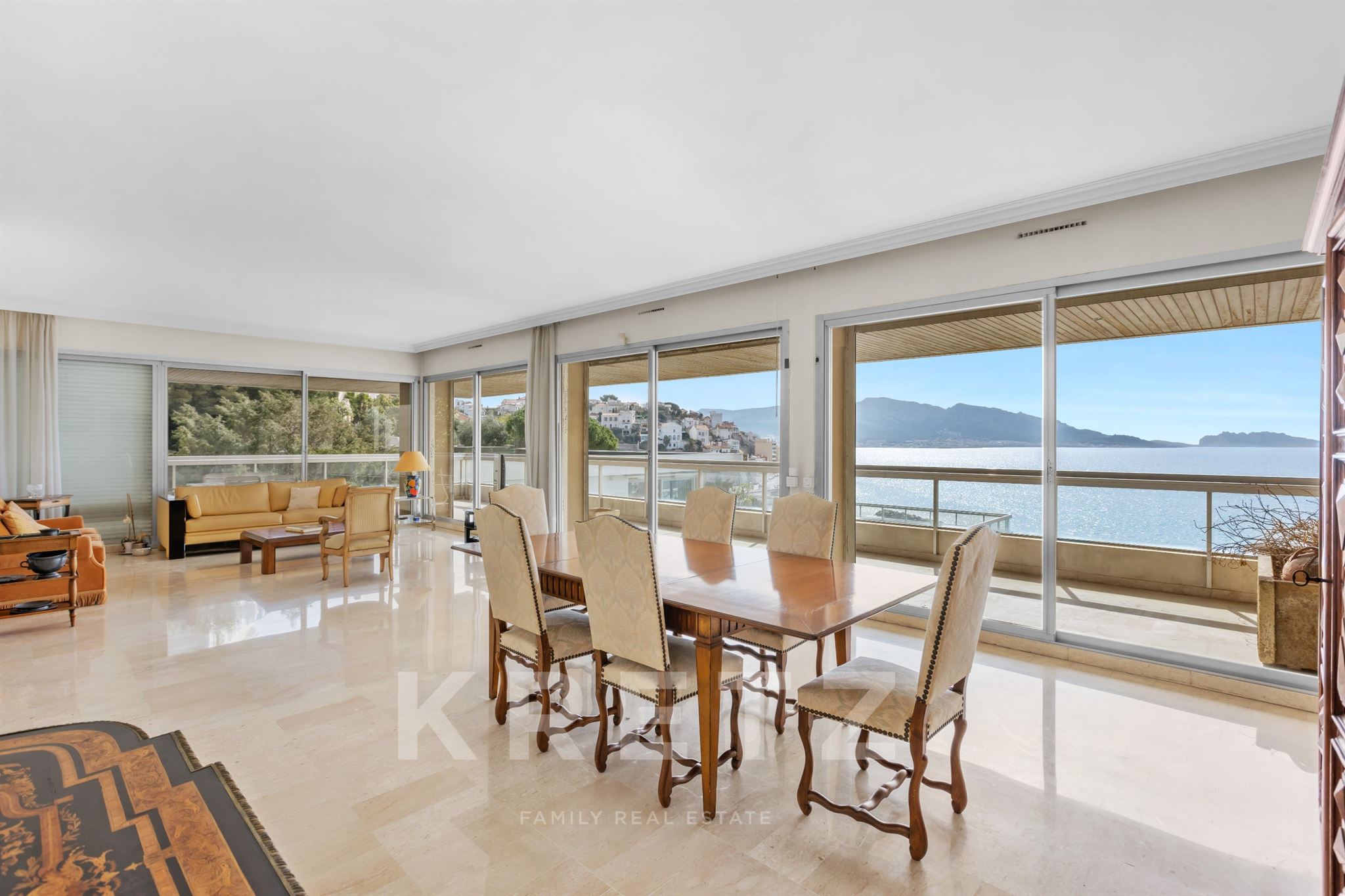 Appartement de standing dans résidence privée avec terrasse de 141m2 et vue mer exceptionnelle