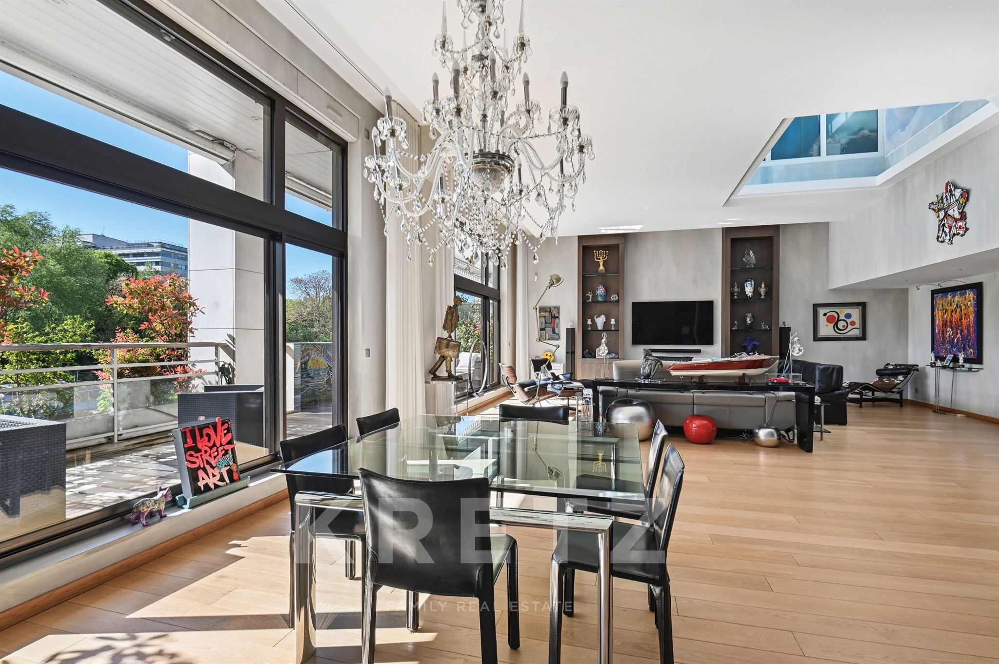 Contemporary 400m2 house on the banks of the Seine with a rooftop terrace