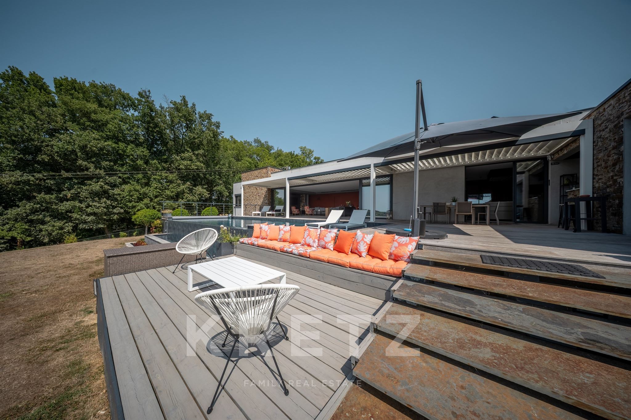 Bordeaux Right Bank – Architect-designed villa with panoramic views over the Entre-Deux-Mers hillsid