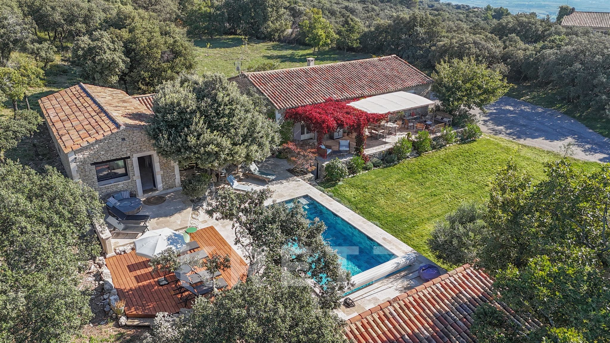 Propriété rare à Gordes, vue imprenable sur le Luberon & Alpilles – Maison principale et dépendance