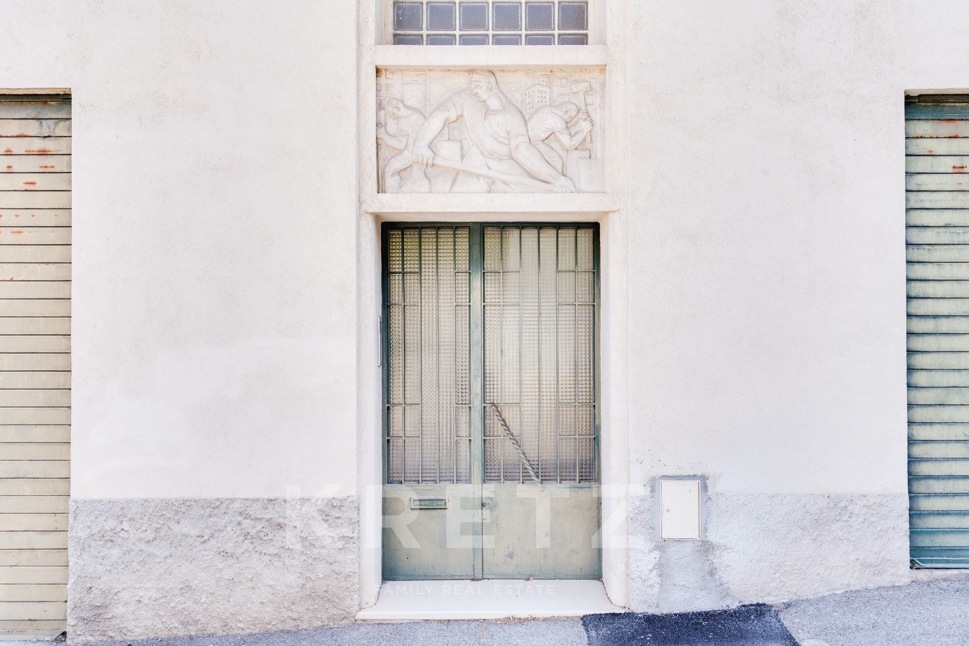 ENSEMBLE DE DEUX IMMEUBLES AVEC GARAGES ET HANGAR
