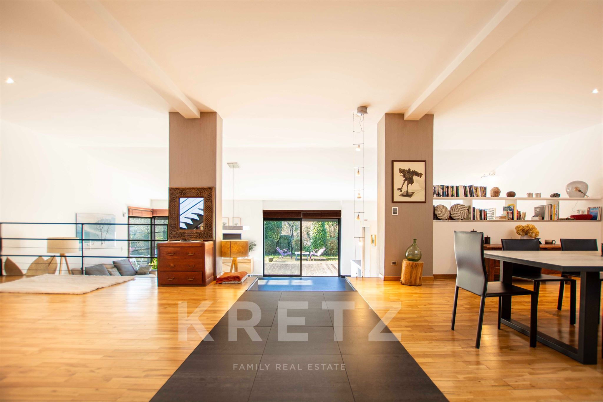 CONTEMPORARY PROPERTY – PANORAMIC VIEWS OVER THE SAÔNE & MONTS D’OR