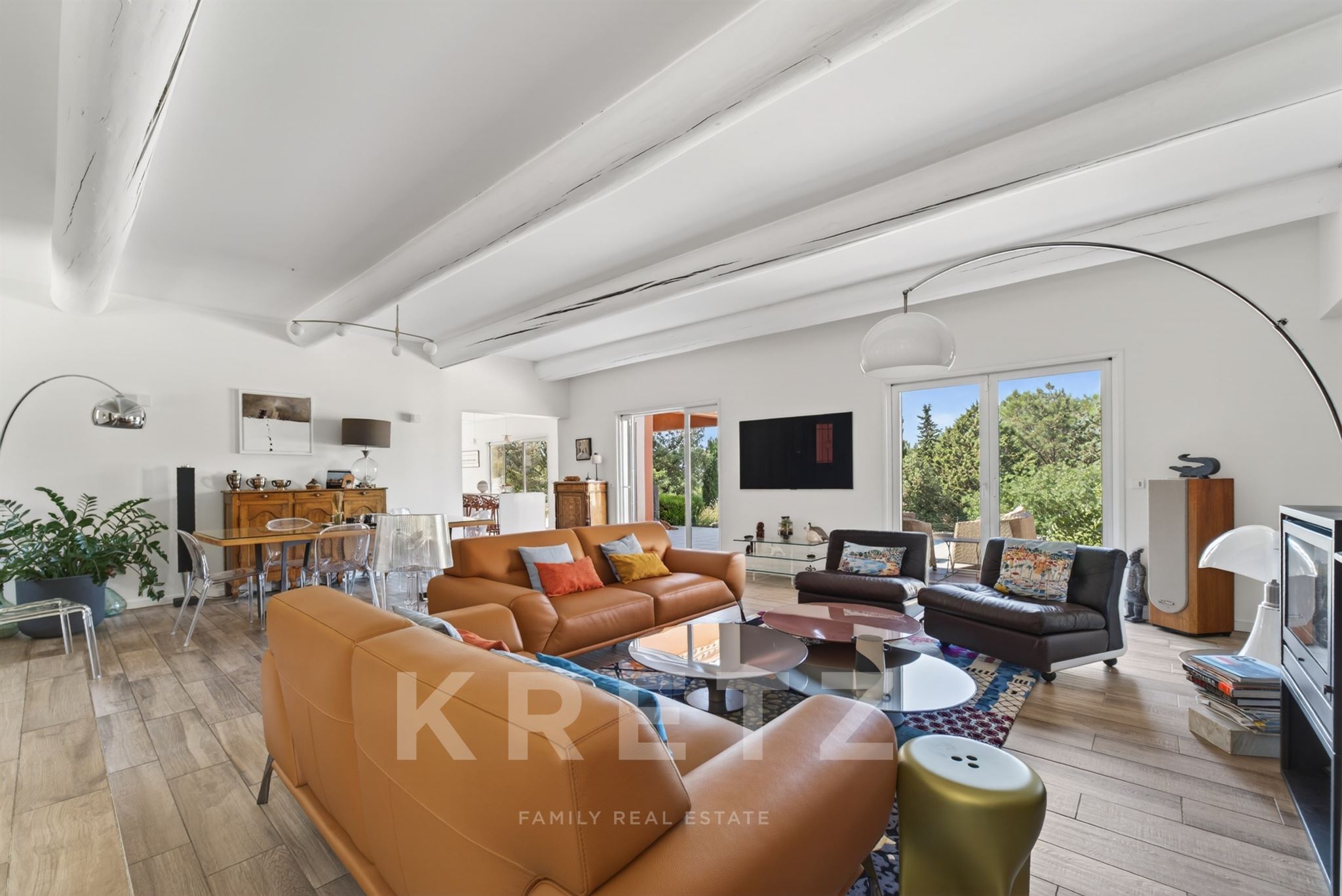 Nîmes west district, Single-storey architect-designed villa 217 m², heated pool, landscaped grounds 