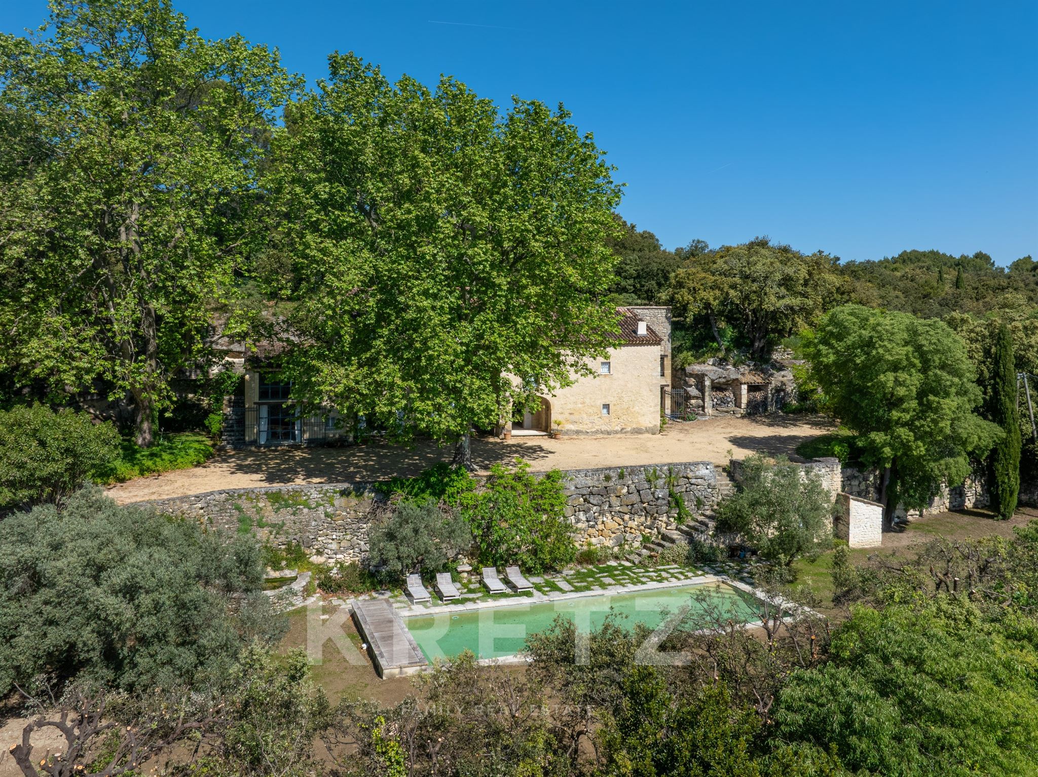 Authentic Provencal stone farmhouse—exceptional panoramic view of the Mont Ventoux