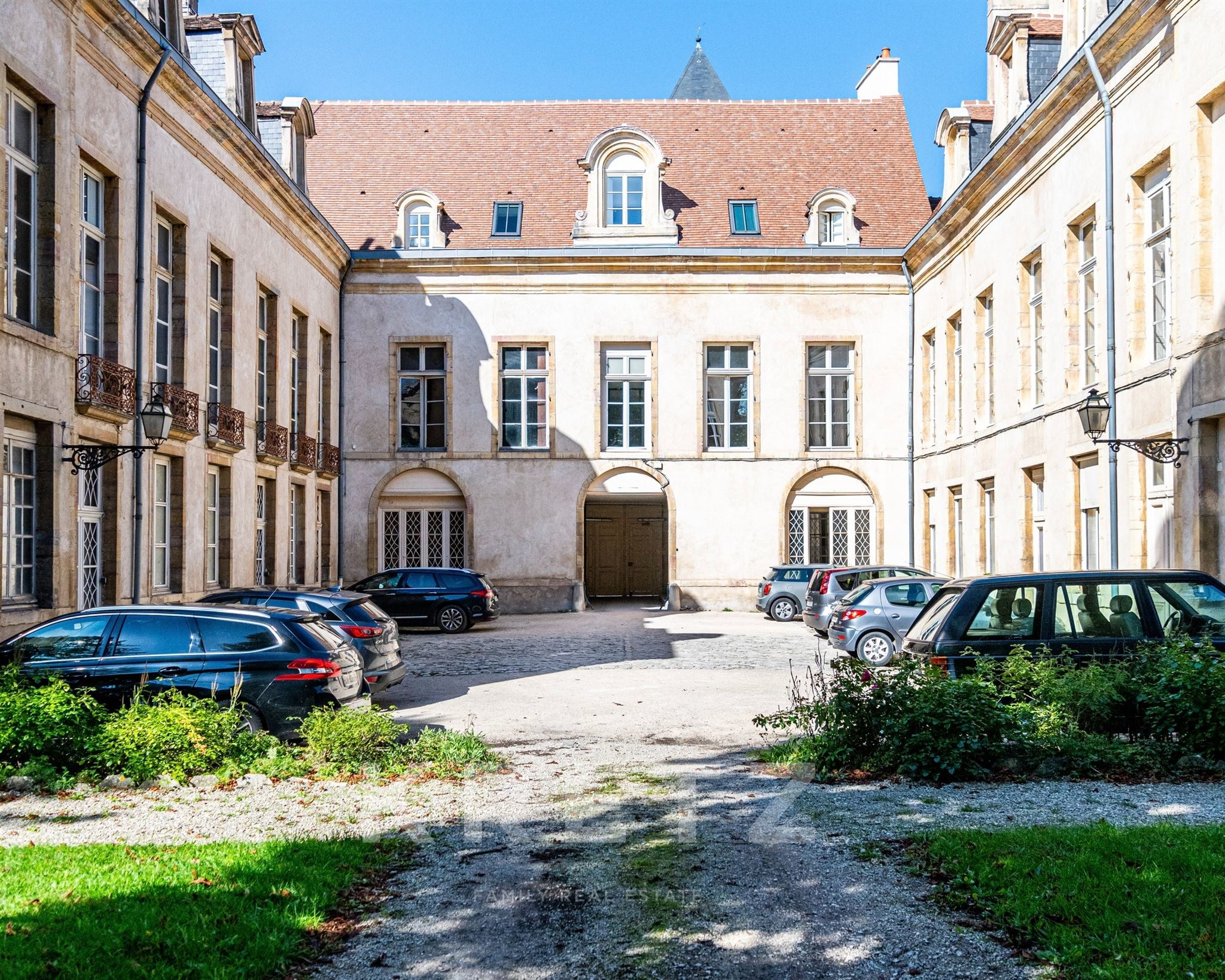 A rare find in Dijon - Apartment in a 17th-century private mansion with parking and park