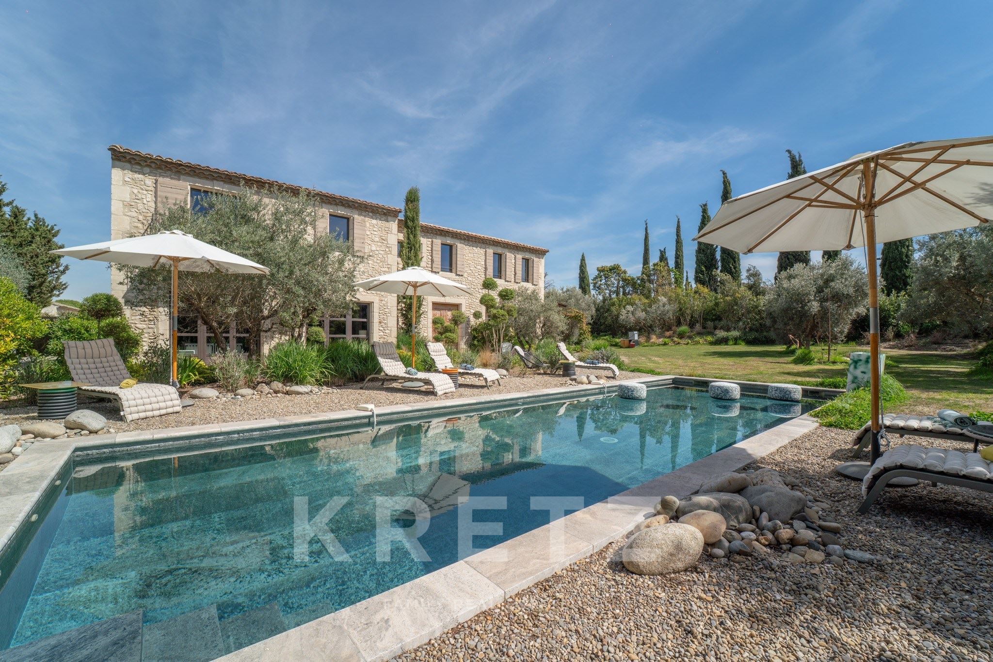 Architect-designed contemporary property in Eygalières – 4 bedrooms, swimming pool, prime location –