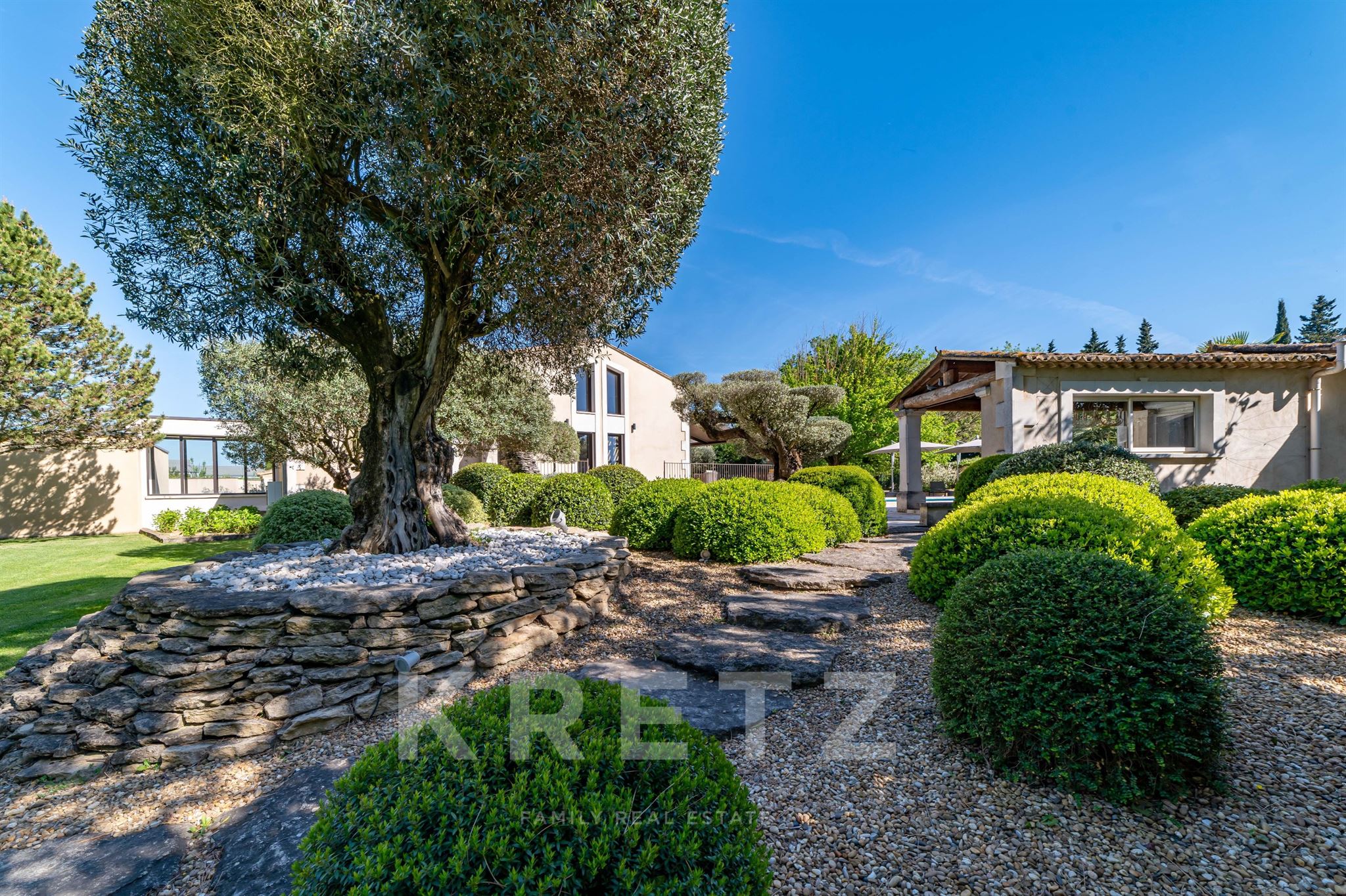 At the gates of Saint-Rémy-de-Provence, an exceptional 320 sqm property set within a landscaped have