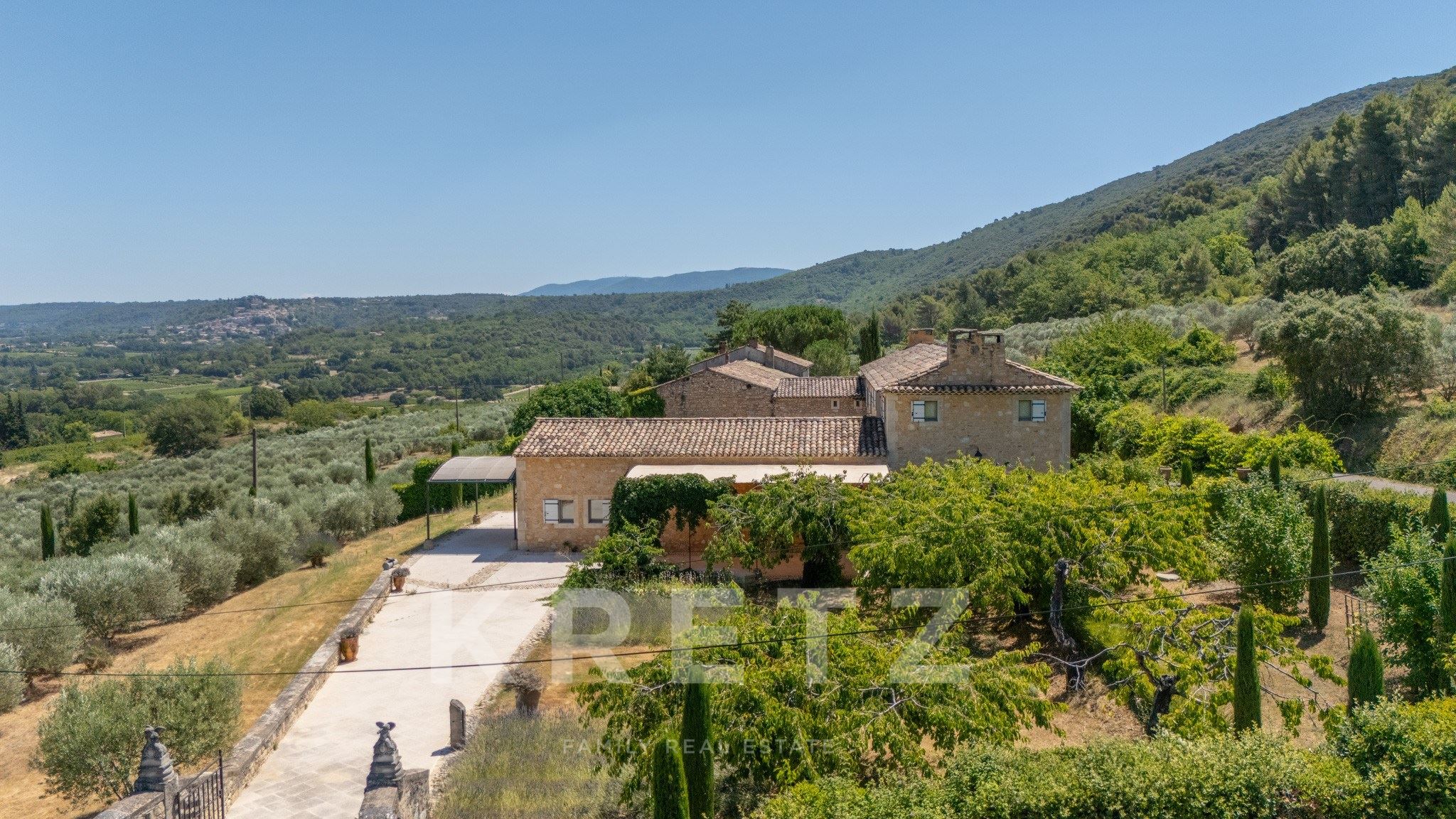 Domaine d’exception vue panoramique sur la vallée du Luberon
