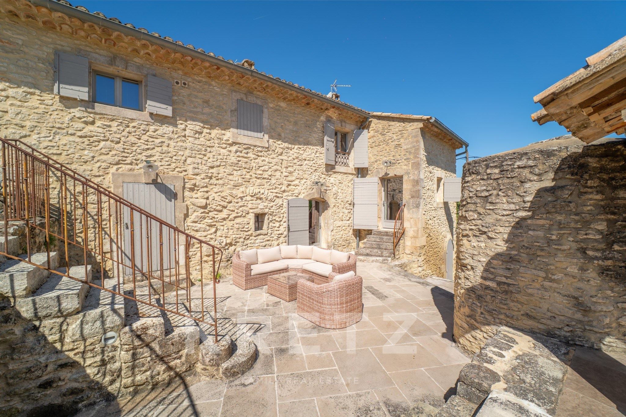 Mas en pierre rénové sur 3.8 hectares de terrain avec vue sur Bonnieux, Lacoste et le Mont Ventoux