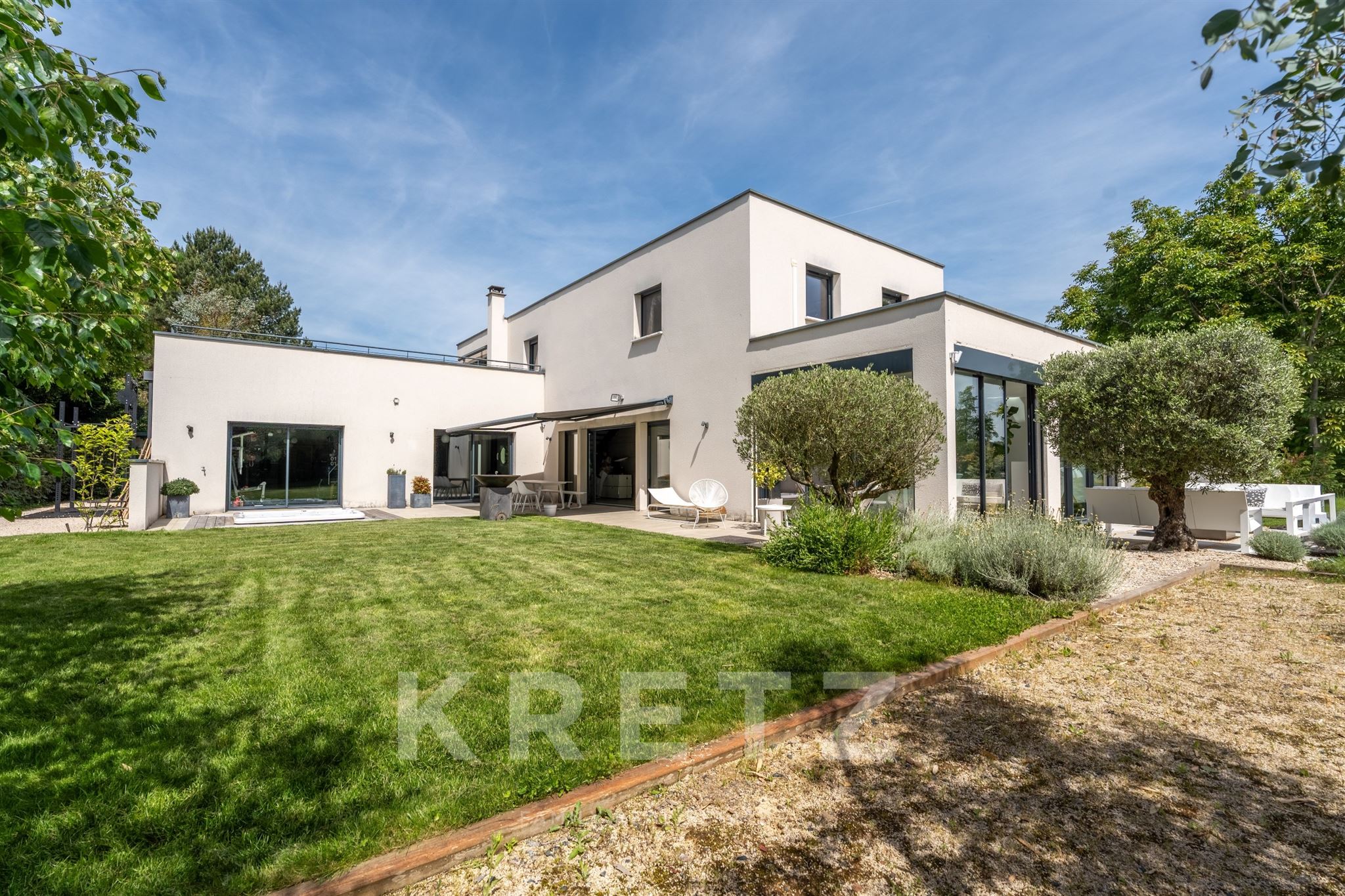 Élégance contemporaine — 311 m² sur terrain de 1 090 m²