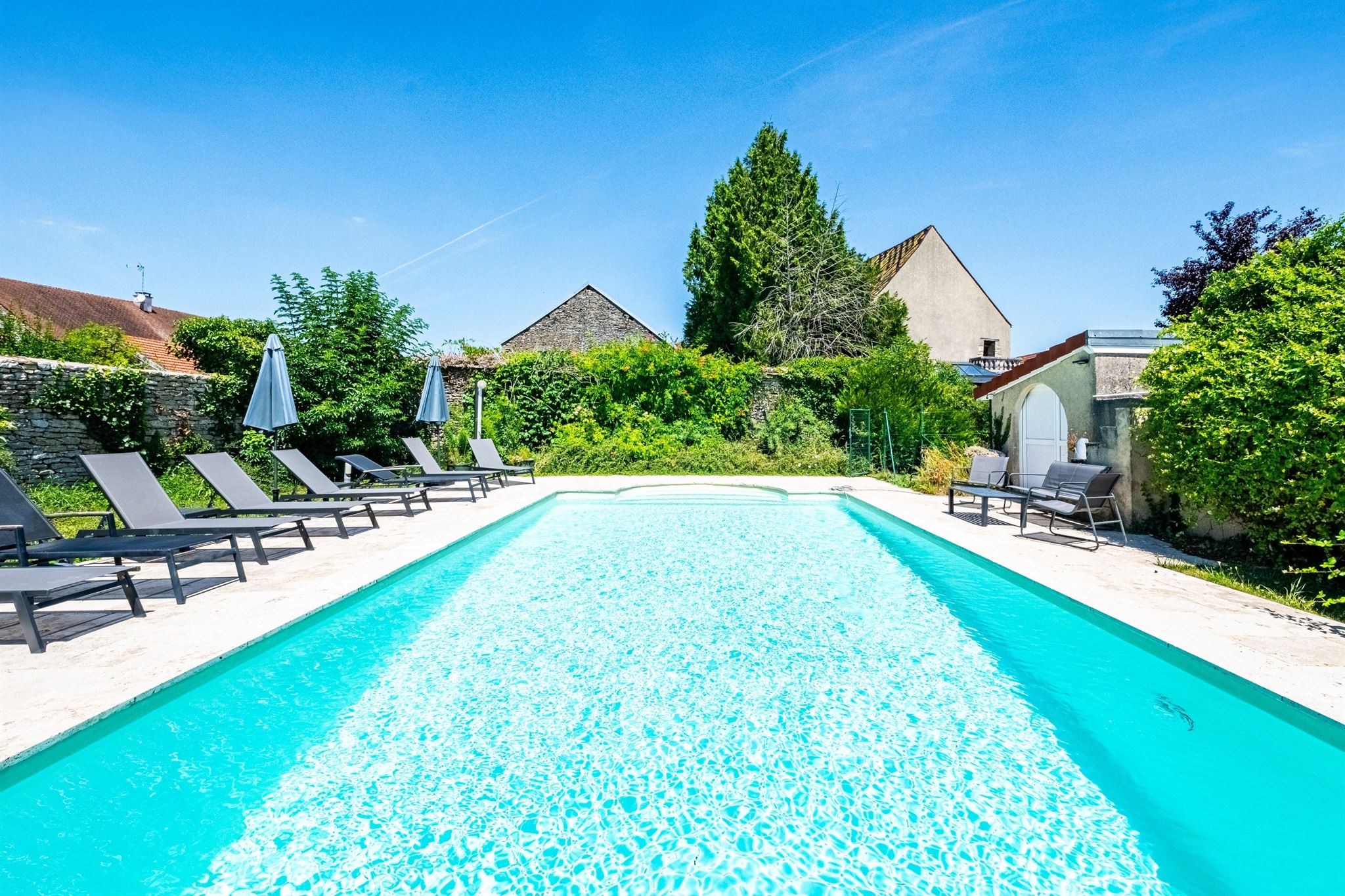 Maison seigneuriale des XV et XVI ème siècles avec parc et piscine - à 20 minutes de Dijon