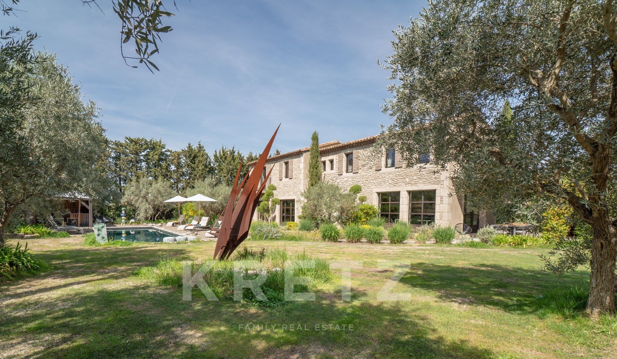Architect-designed contemporary property in Eygalières – 4 bedrooms, swimming pool, prime location –