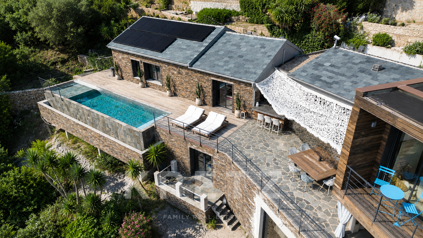 ERBALUNGA | PROPRIÉTÉ D’EXCEPTION LES PIEDS DANS L’EAU | 430 m² | CRIQUE PRIVÉE