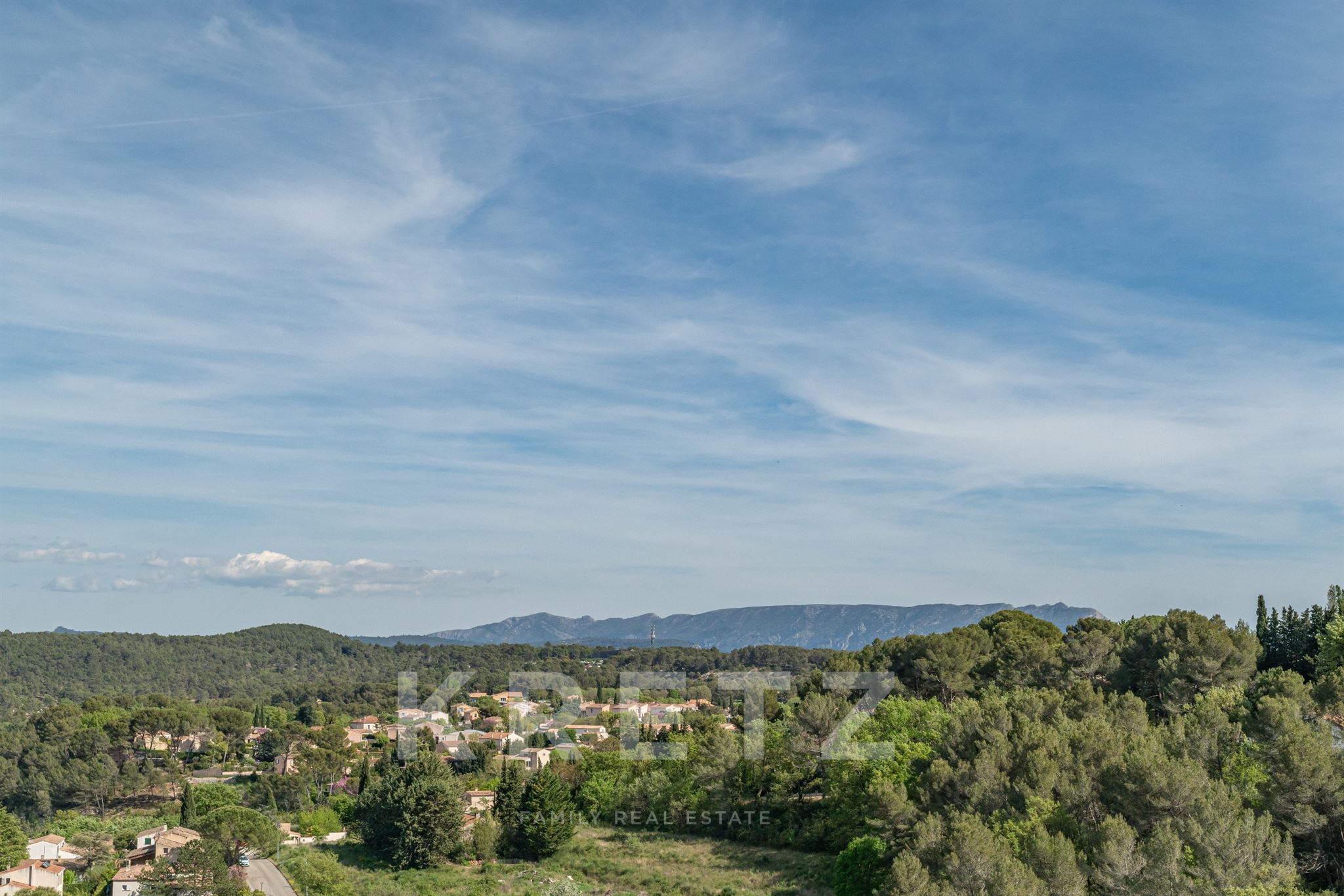 AIX-EN-PROVENCE VILLA CONTEMPORAINE  272 m2, 5 CHAMBRES, VUE SAINTE-VICTOIRE