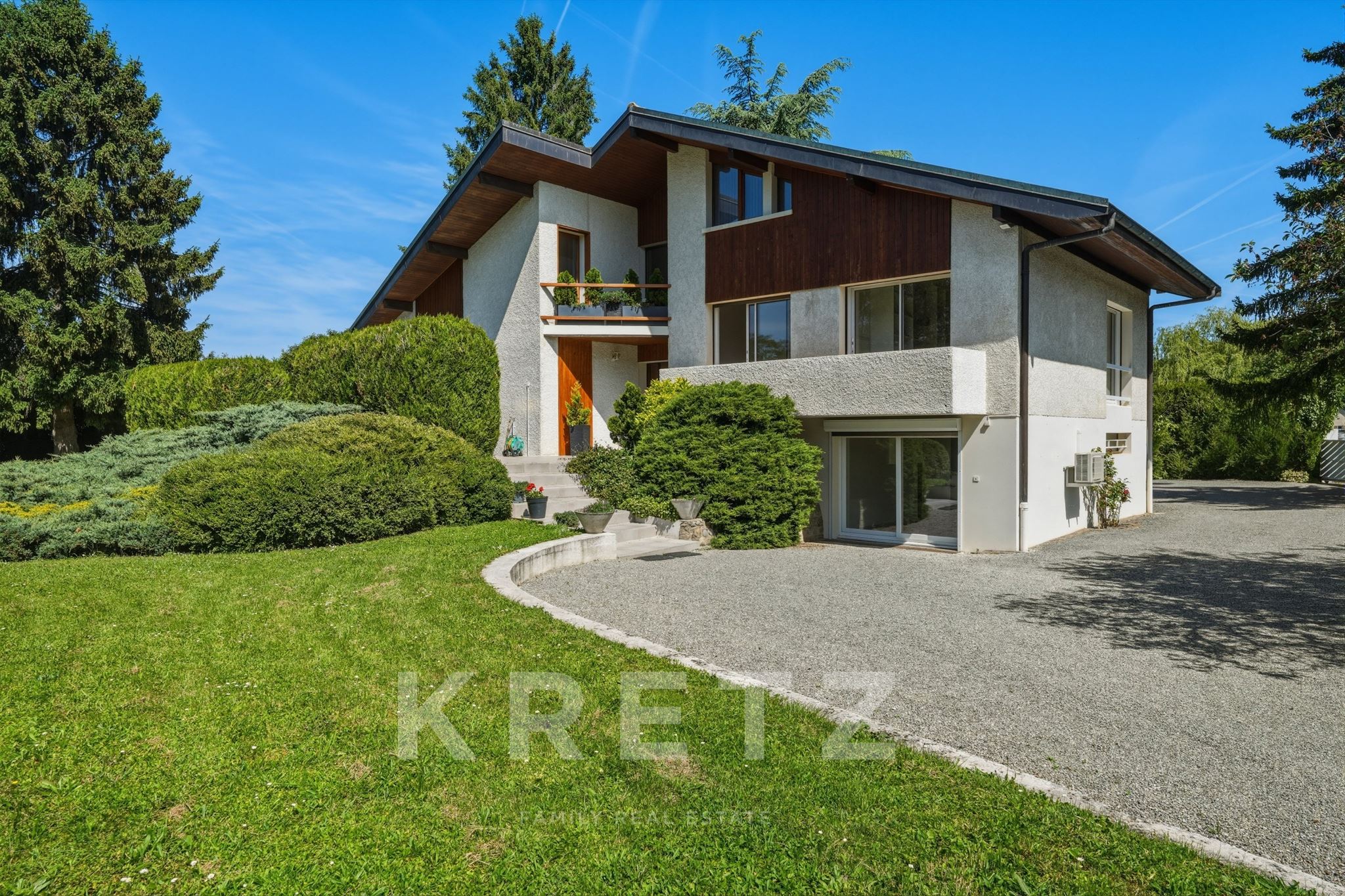 SCIEZ (74140) – MAISON D'ARCHITECTE RENOVÉE DE 300 M² AUX PORTES DE GENÈVE