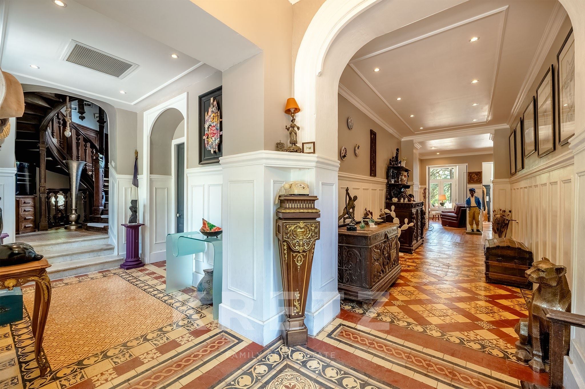 Historic 17th-century château, 600 m², 10 ha park, swimming pool