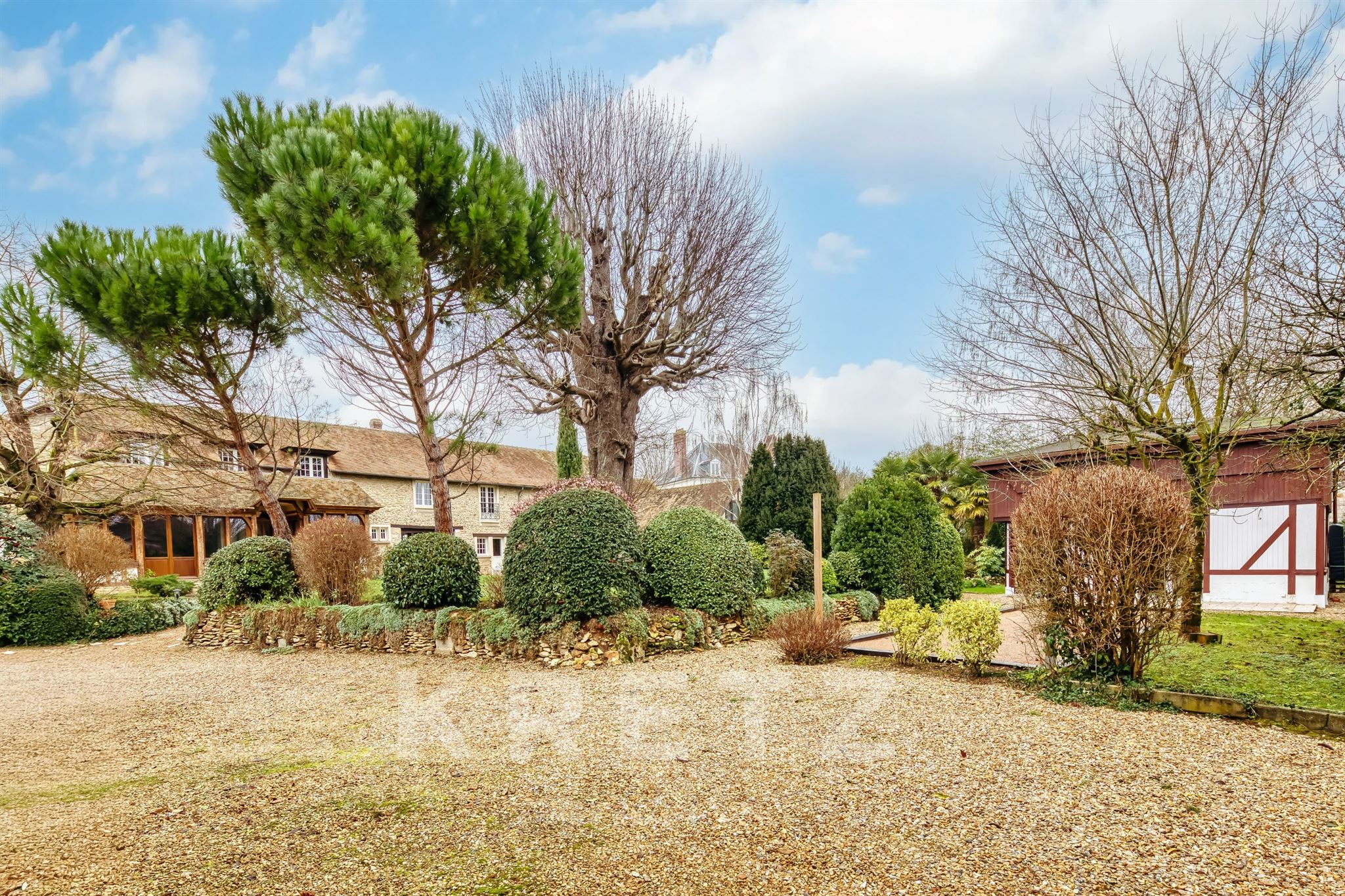 Charming Longère with Swimming Pool and Outbuilding in the Heart of Pacy-sur-Eure