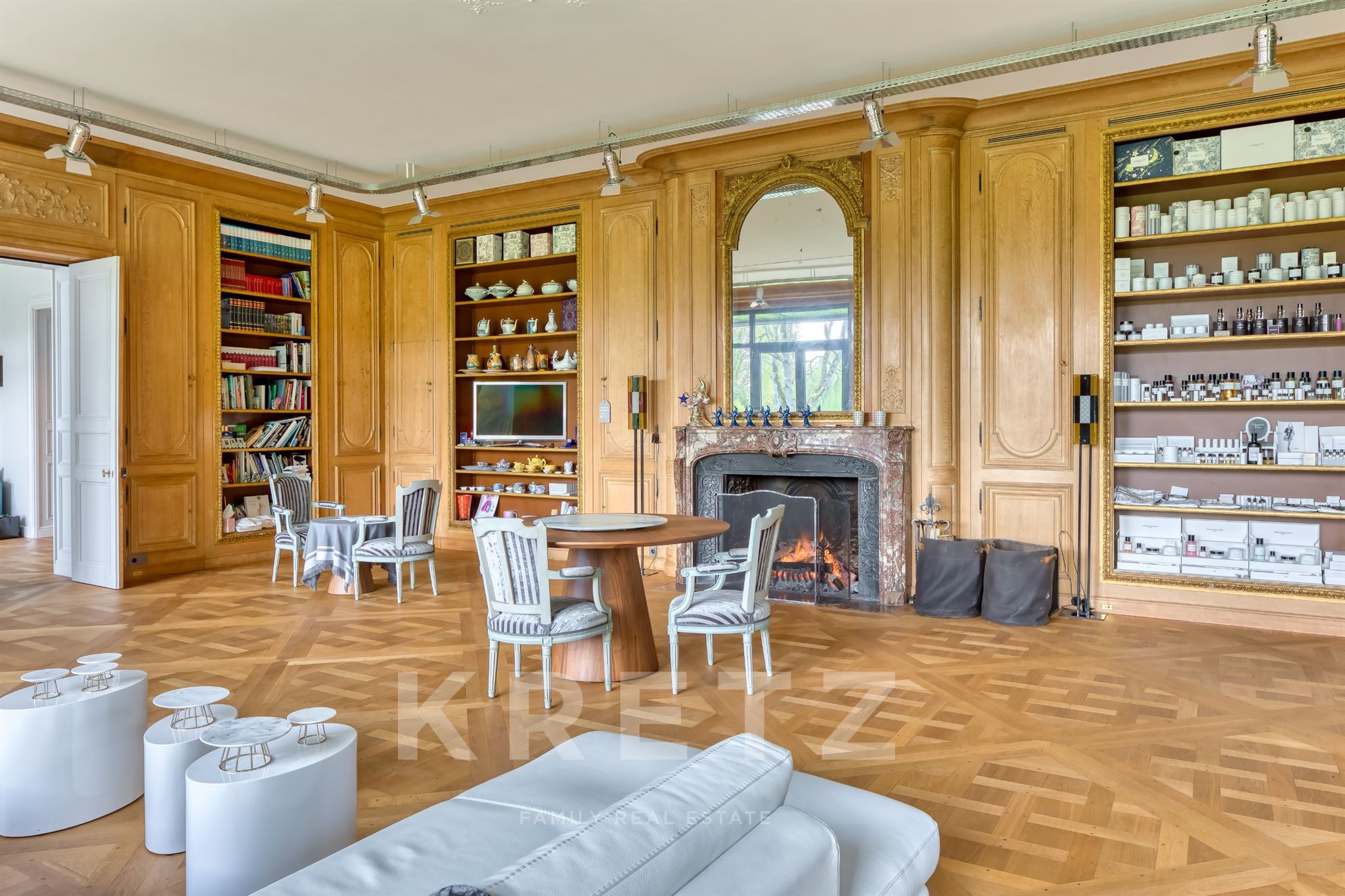 Architect-designed house built on a 13-hectare Domaine