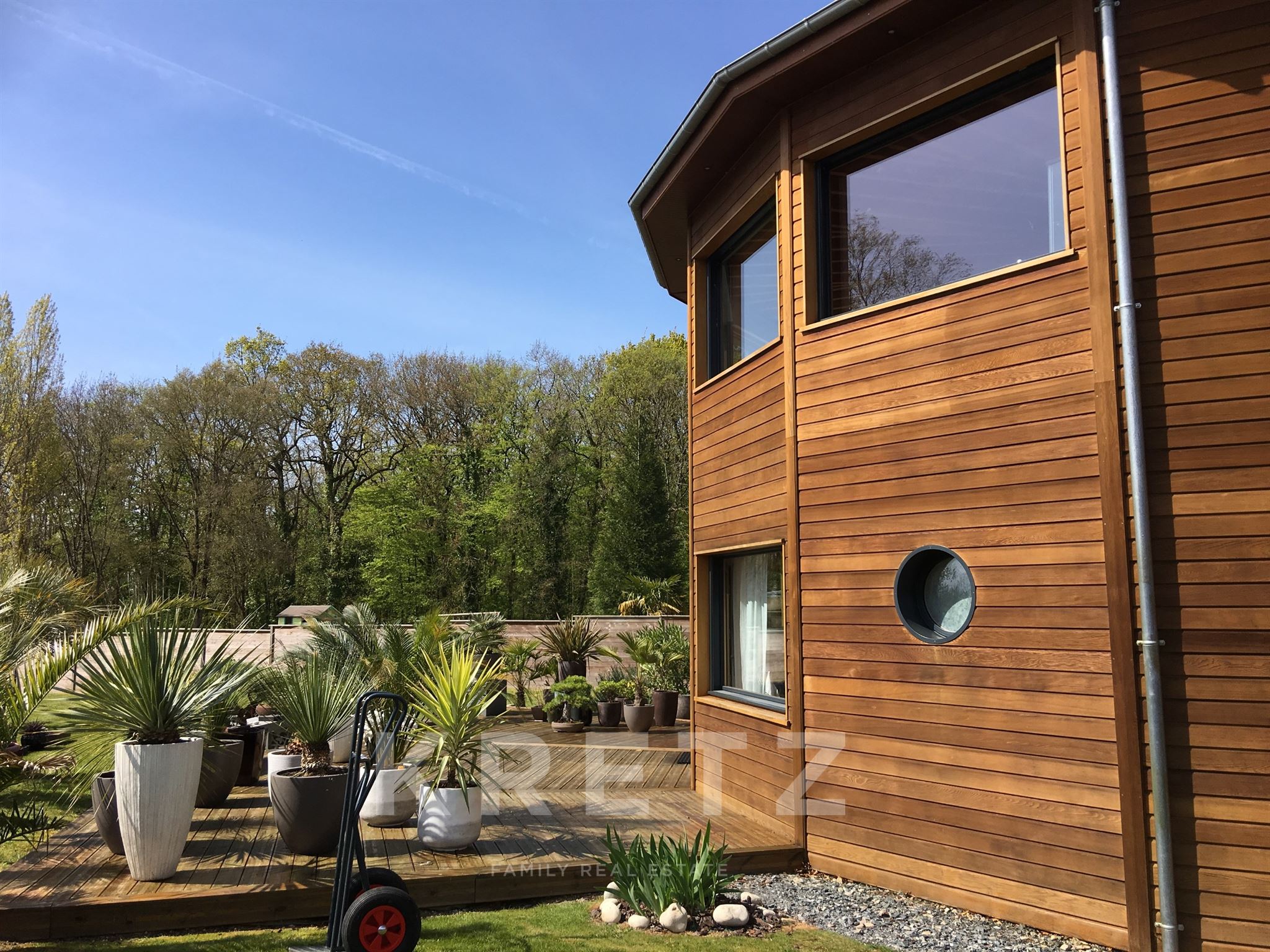 Architect-Designed Cedar Wood House with Landscaped Garden Near a Lake
