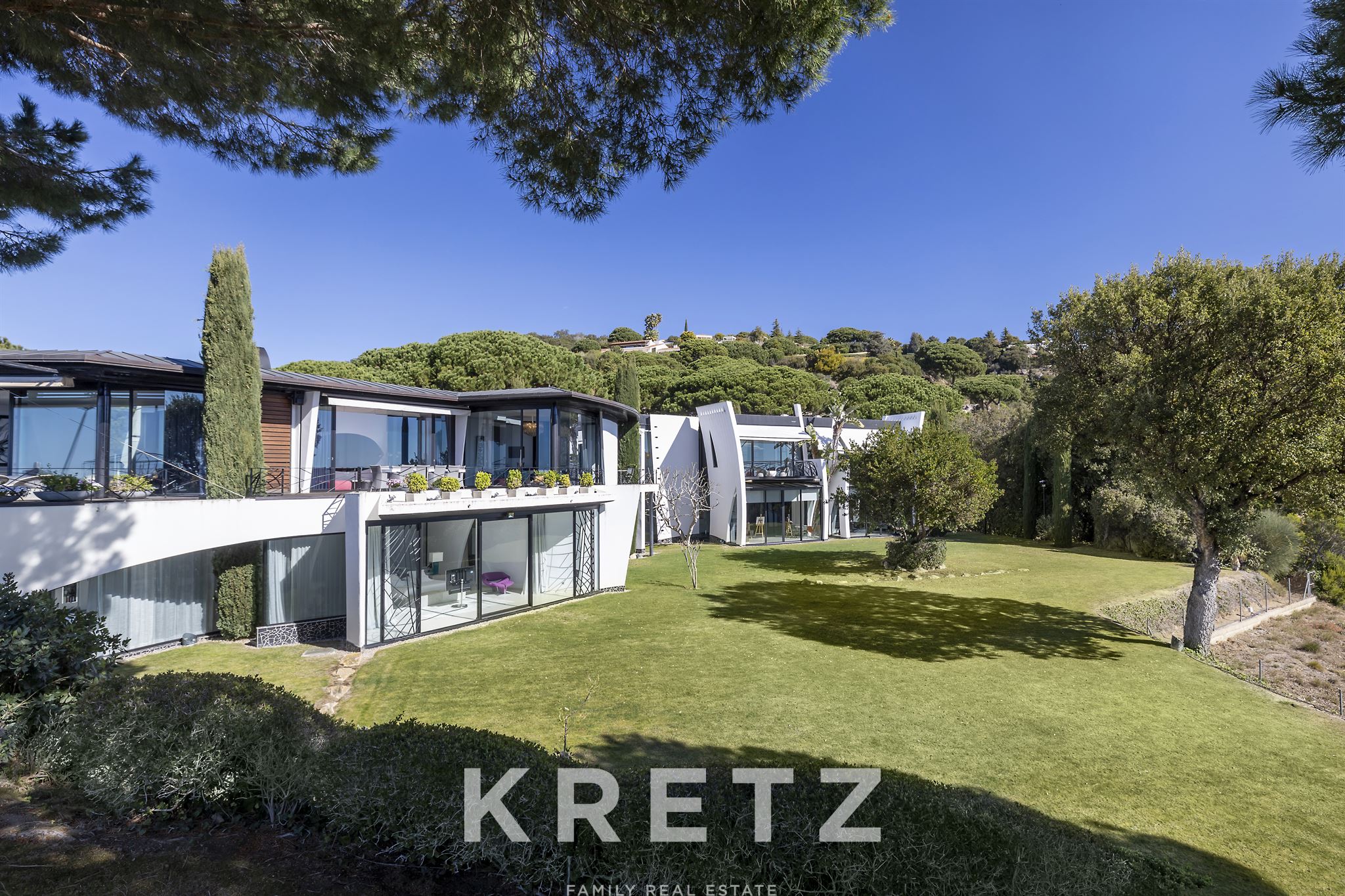 Architectural villa overlooking the sea and the city of Barcelona.