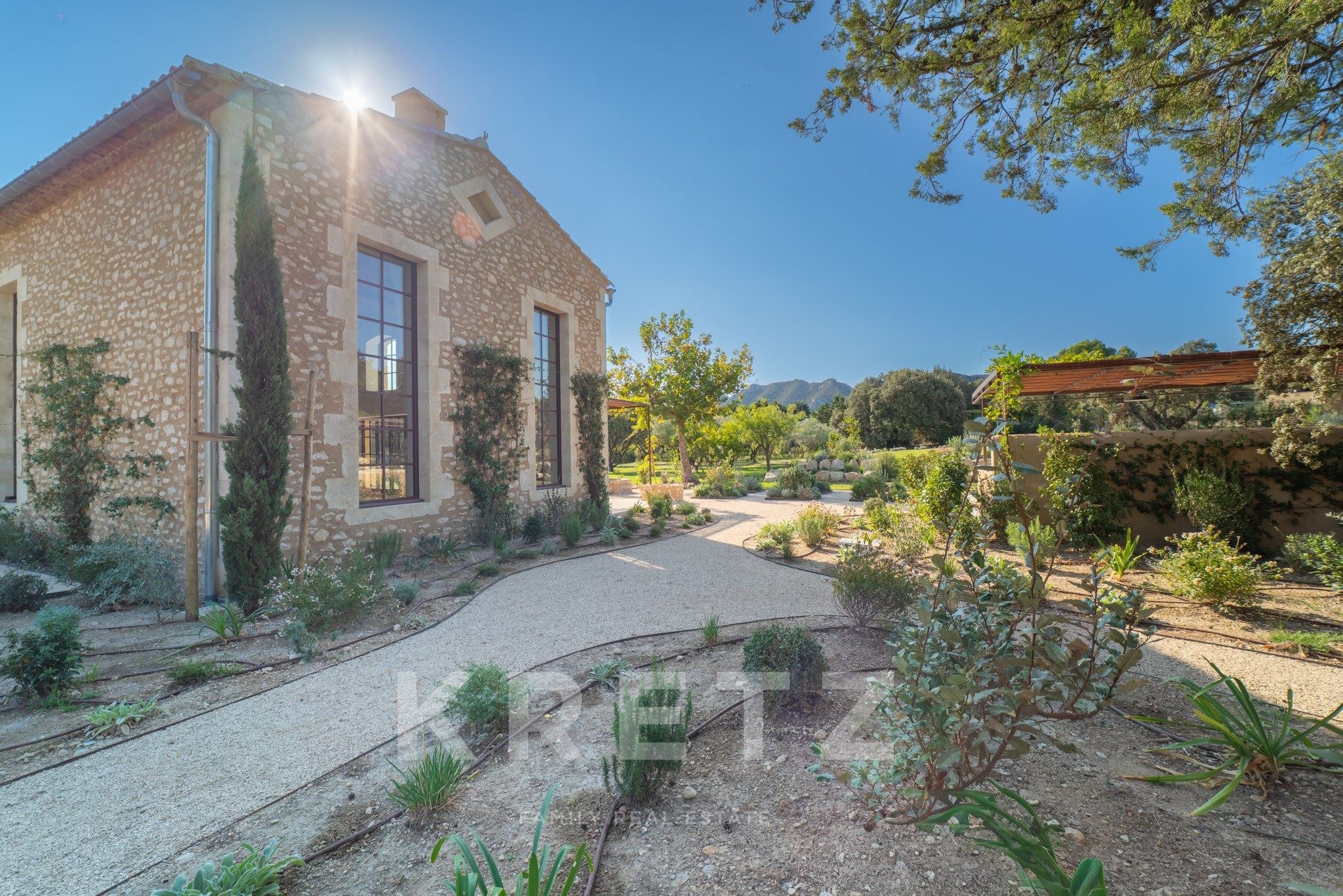 Eygalières – Mas en pierre de 266 m², 5 suites et vue sur le Grand Calan