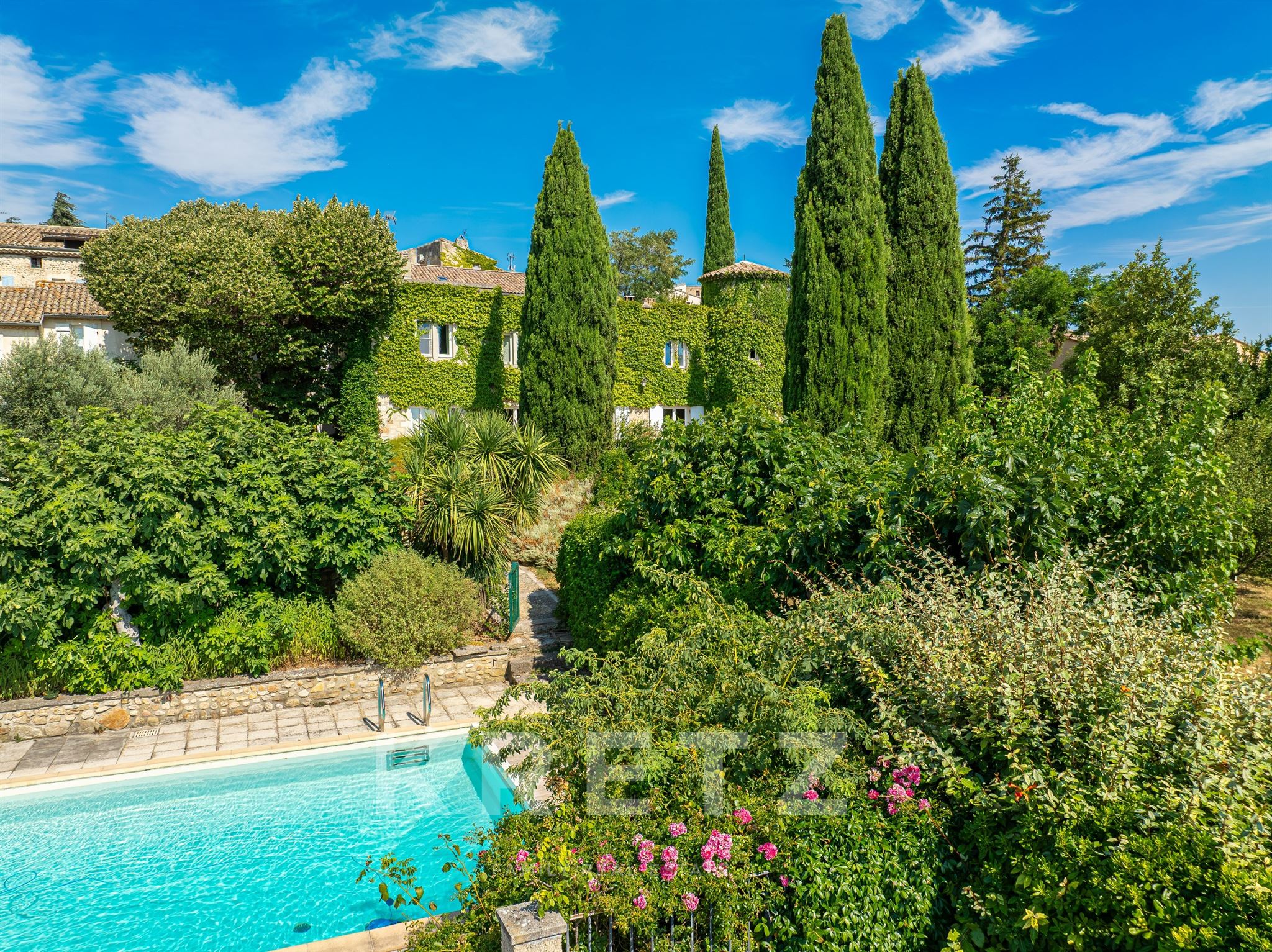 Maison de Prestige au Cœur du Village, avec Vues Ouvertes et Parc Arboré