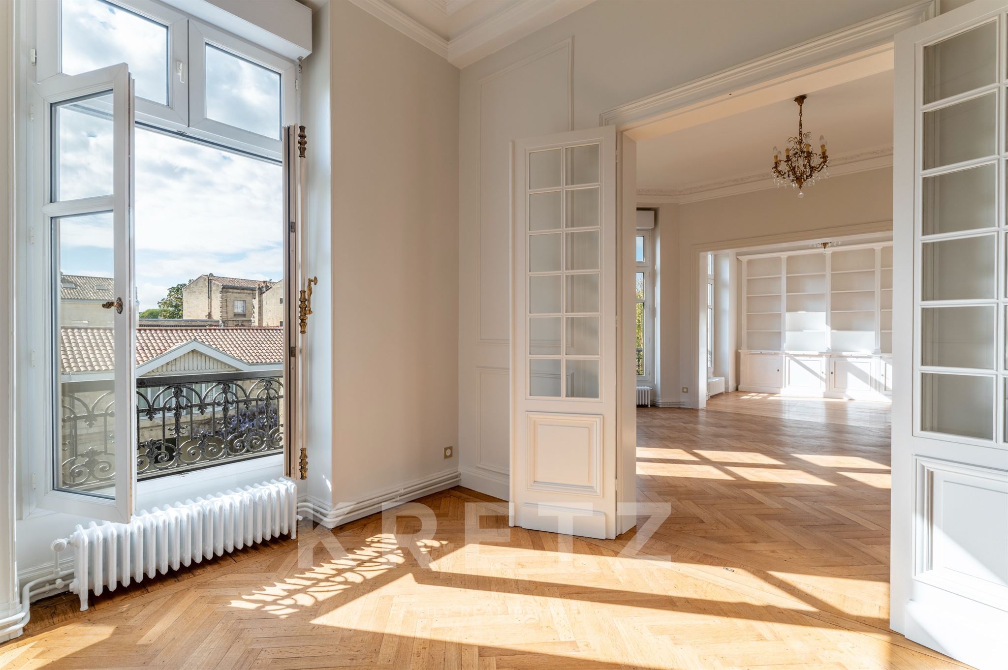Bordeaux – Golden Triangle – Renovated 3-bedroom flat with parking spaces