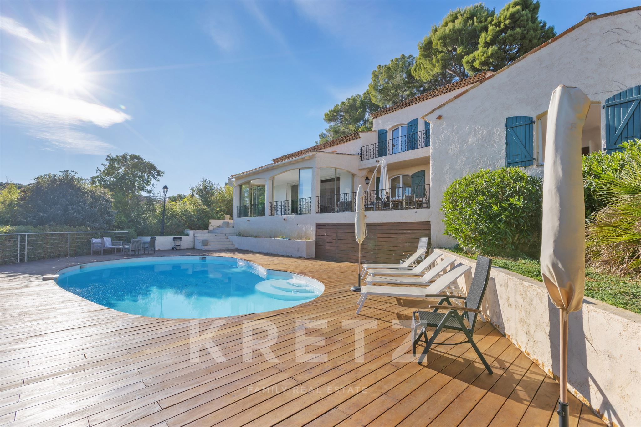 Villa provençale vue mer sur les hauteurs de Golfe-Juan