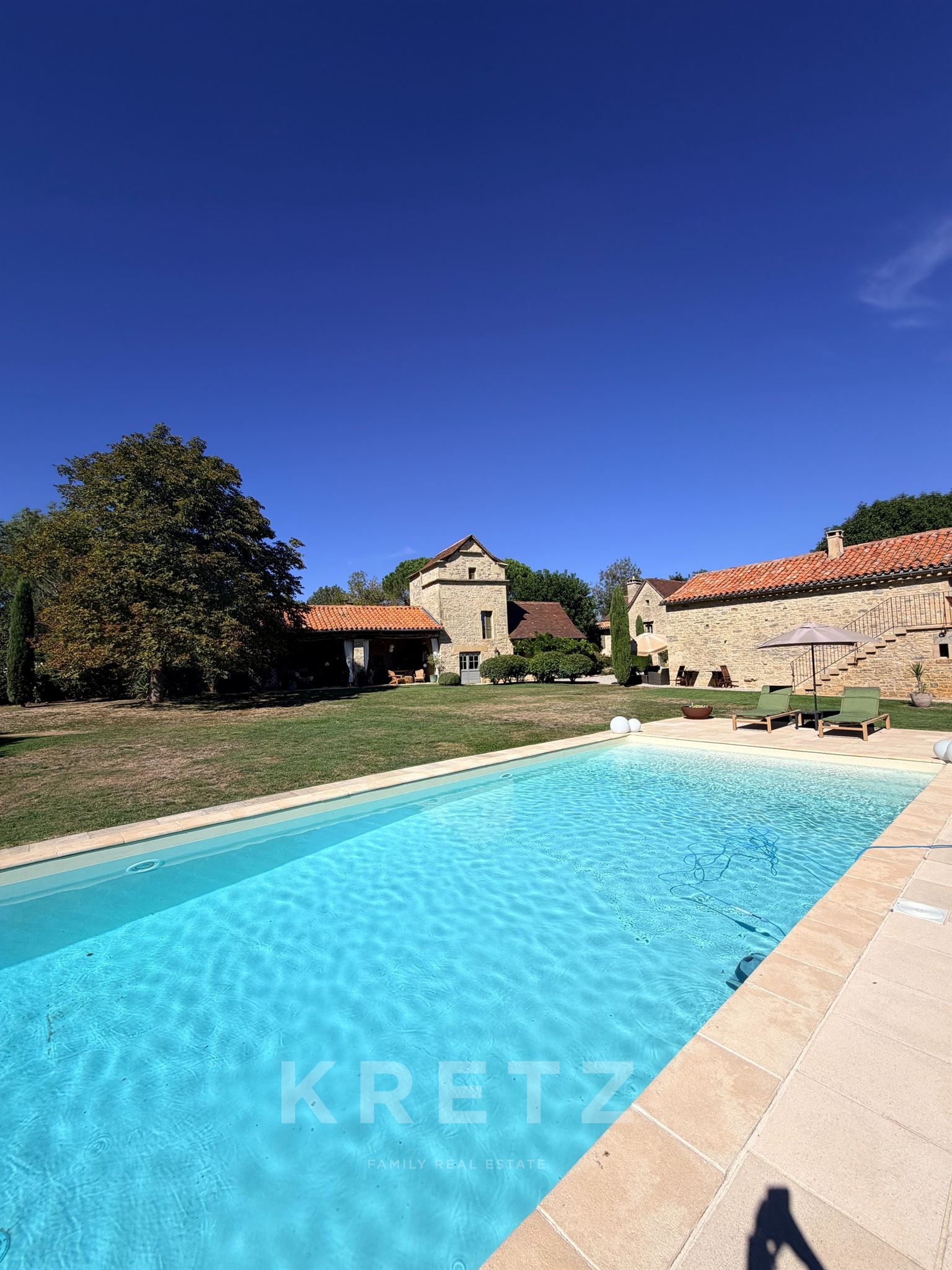 MAS QUERCYNOIS D’EXCEPTION – 480 M² – PARC DE 1,8 HECTARE – DEUX PISCINES