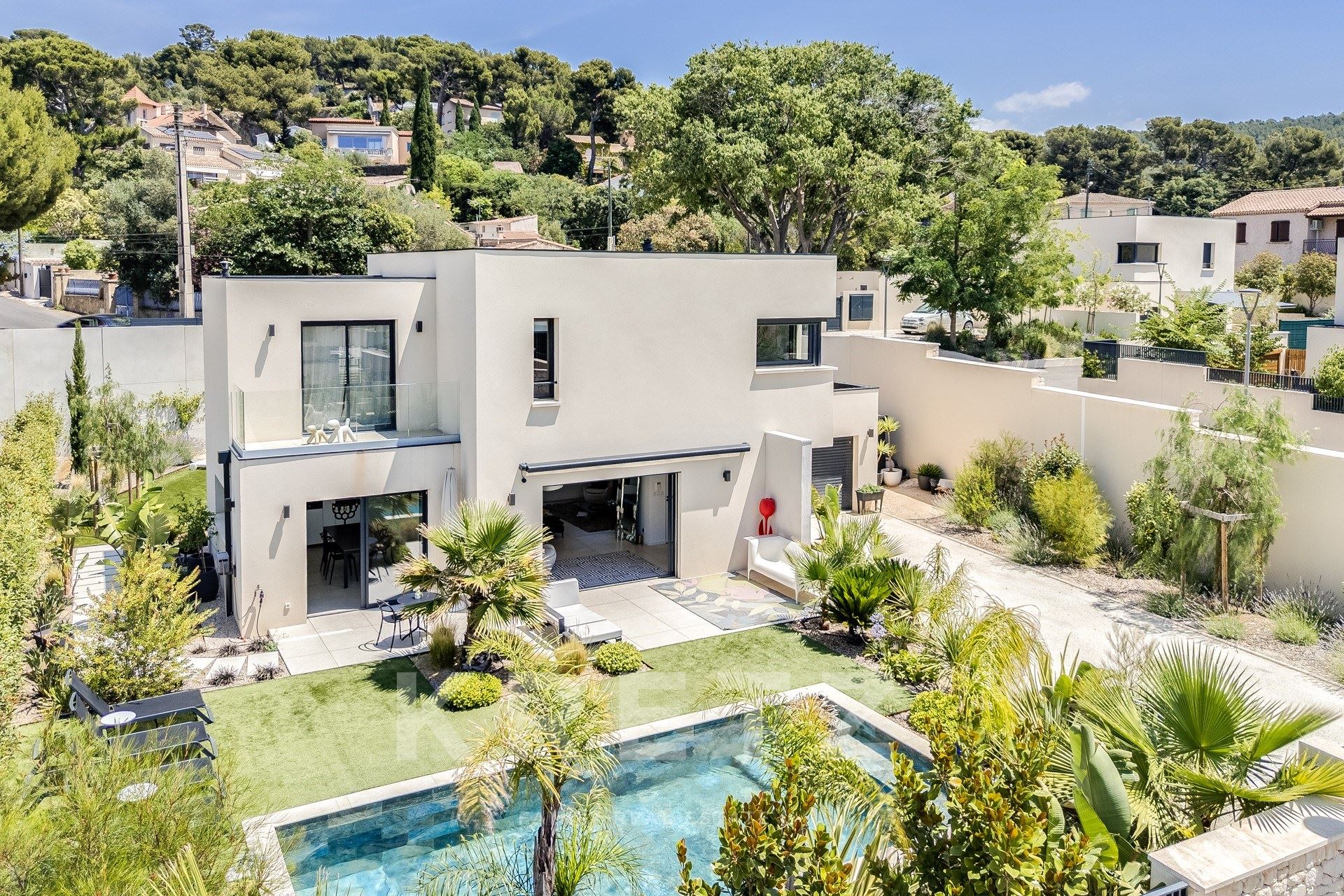 Maison contemporaine d’architecte dans une résidence fermée et intimiste.