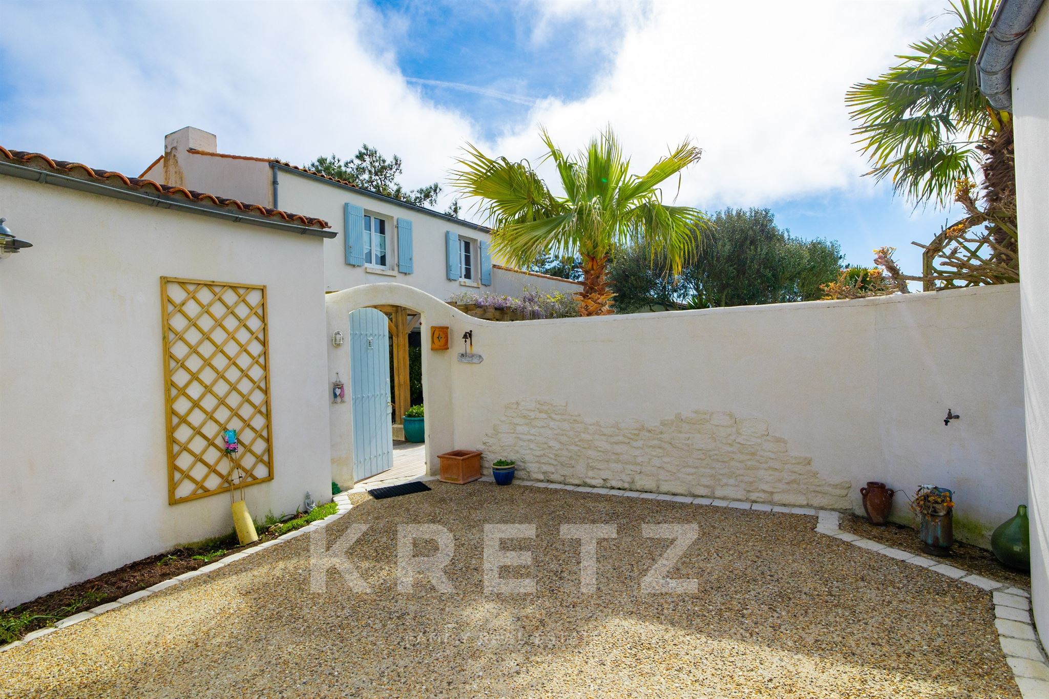 203 sqm villa with 5 suites and a swimming pool