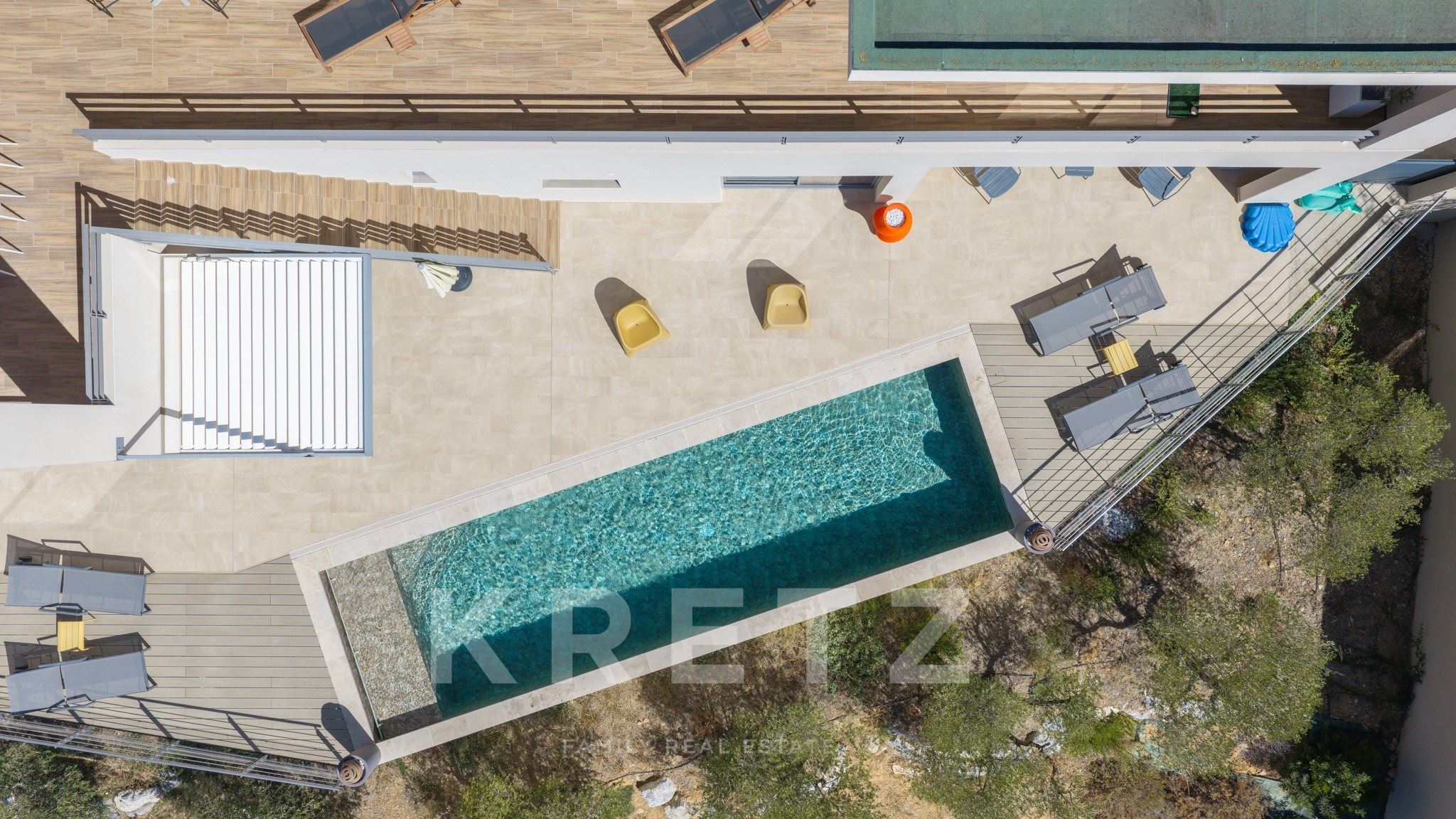 CONTEMPORARY VILLA OF EXCEPTIONAL STANDING — PANORAMIC VIEWS OVER THE BAGES LAGOON