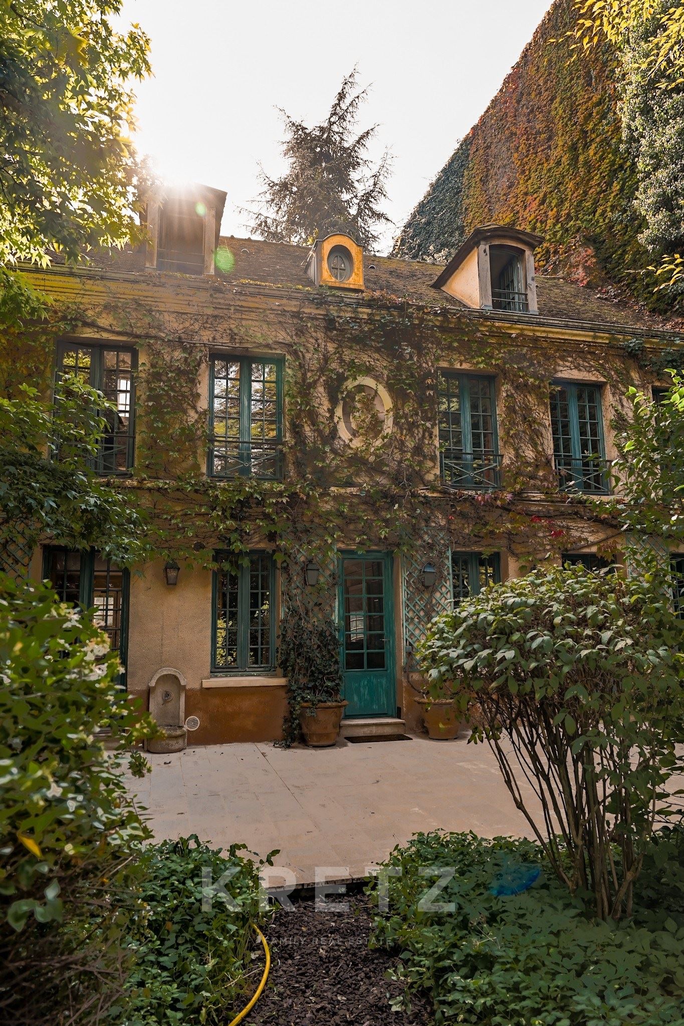 Paris 7th arrondissement – Rare green oasis near Le Bon Marché