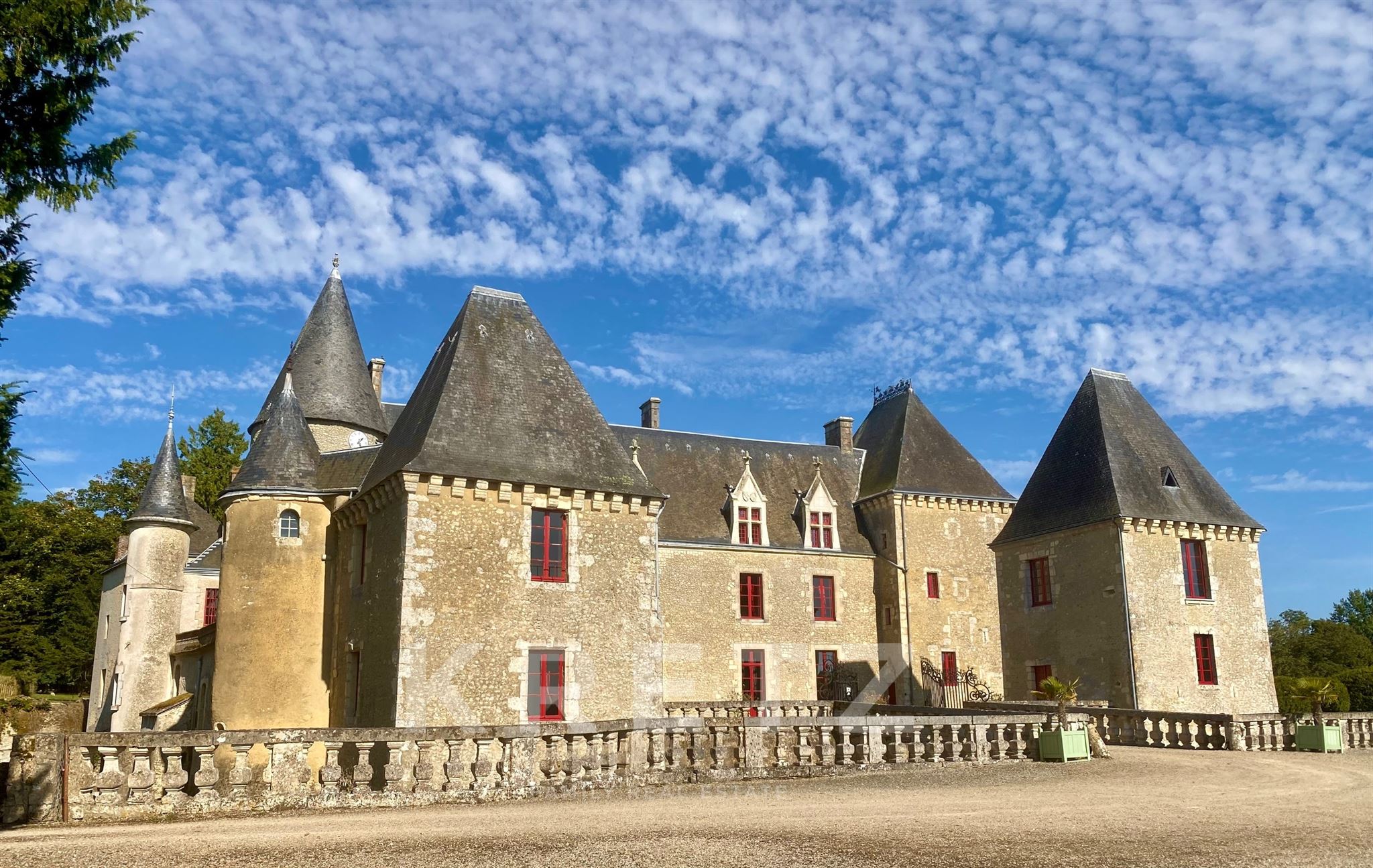 Château IMH du 17e et dépendances 42ha, piscine, écuries, bois
