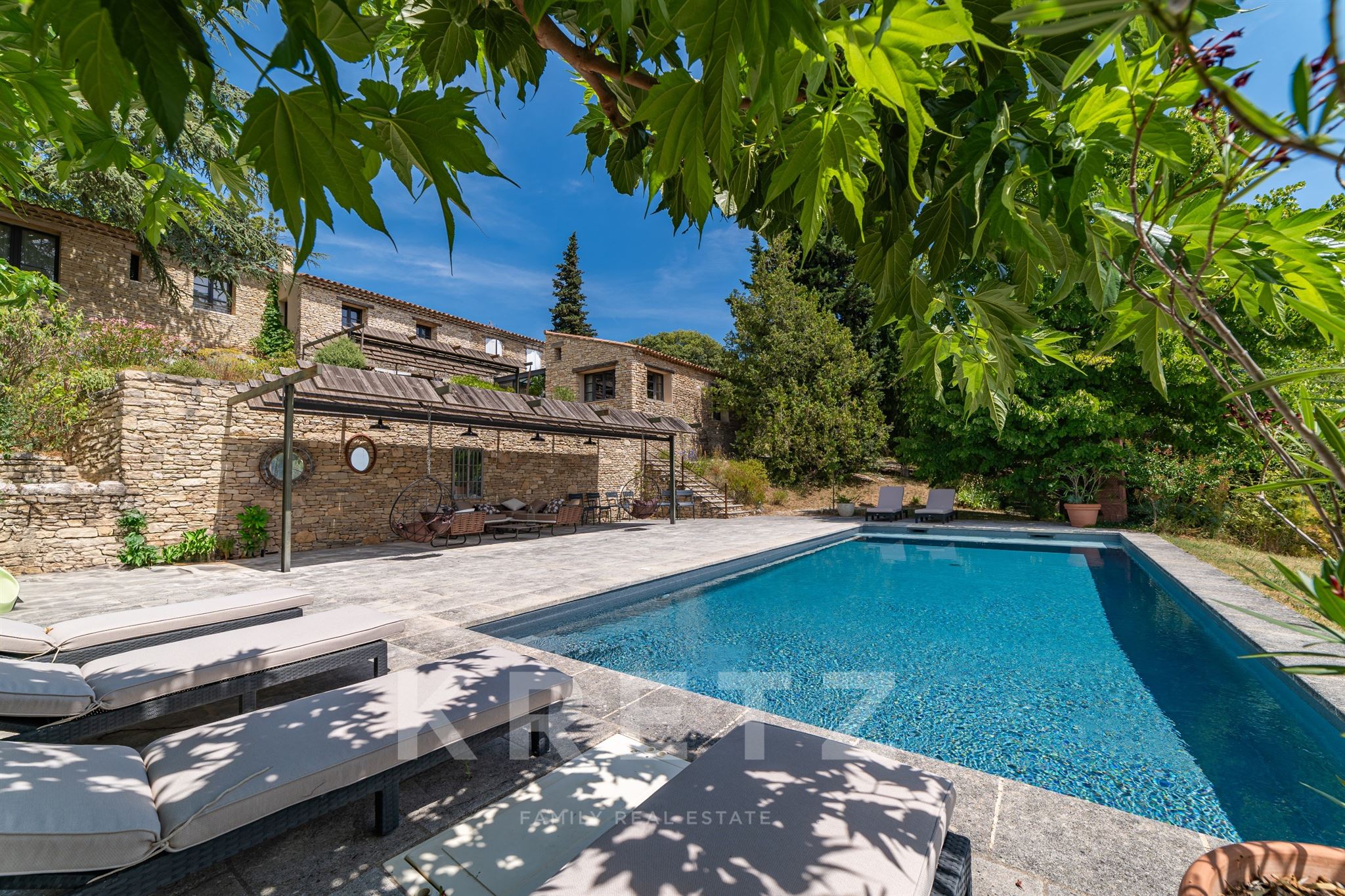 EXCLUSIVITÉ GORDES, MAS EN PIERRE D'EXCEPTION DE 317 M2, 4 HECTARES, VUE PANORAMIQUE