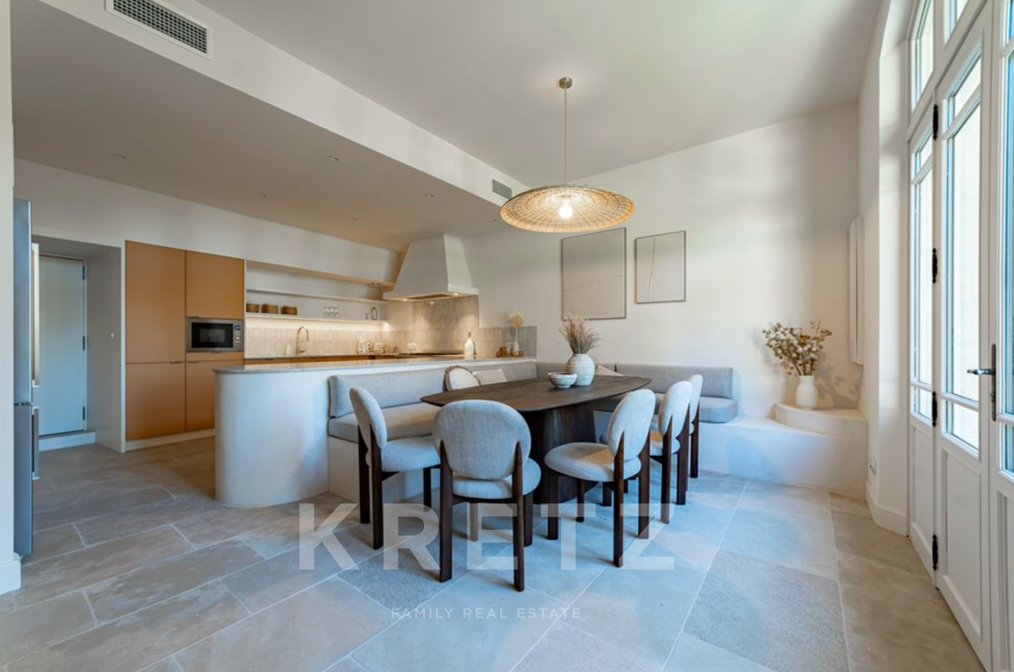 MAUSSANE-LES-ALPILLES, PROPRIÉTÉ D’EXCEPTION AU CŒUR DU VILLAGE 392 M2, 9 CHAMBRES, 2 PISCINES