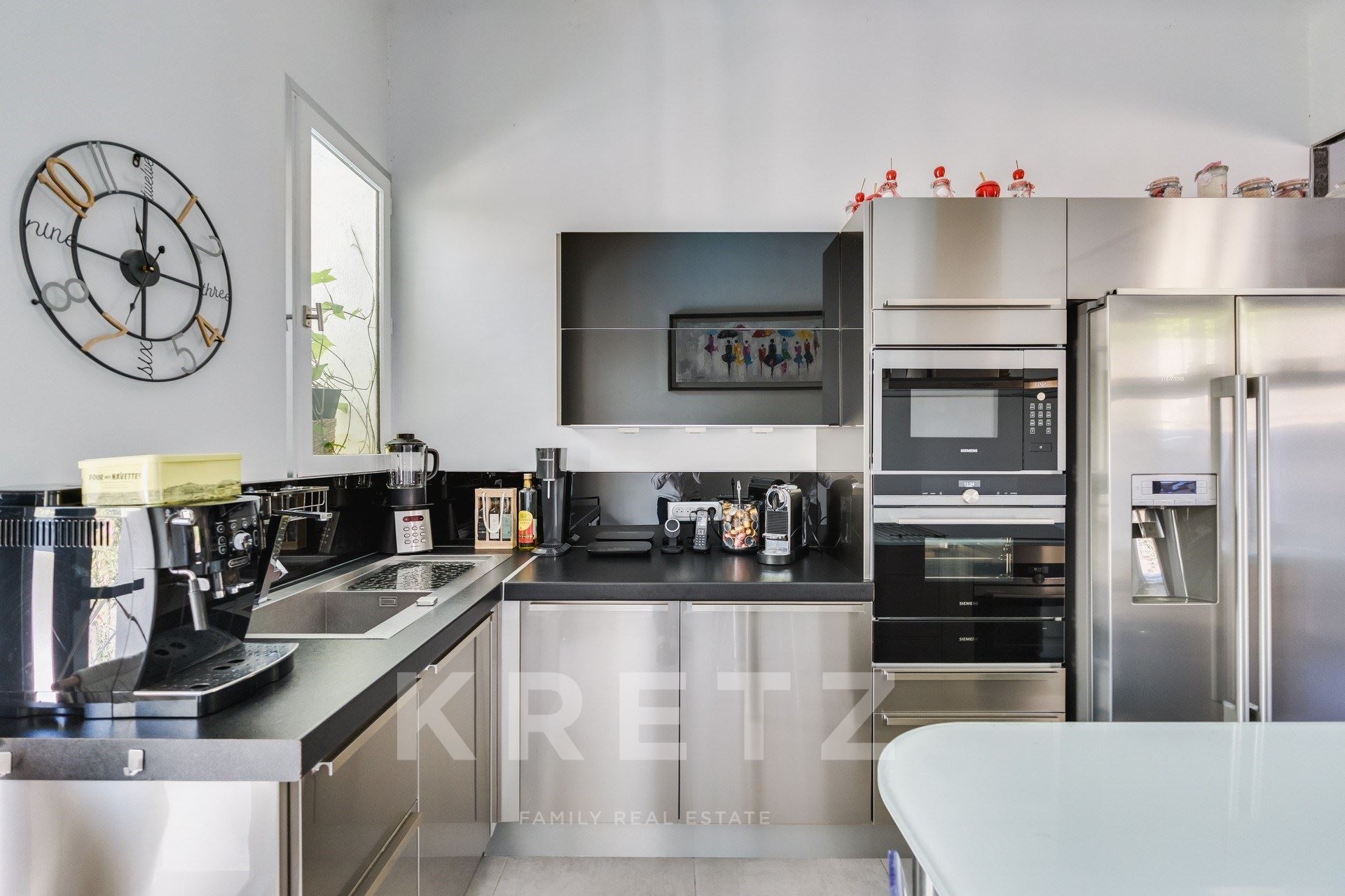 RENOVATED 3-BEDROOM HOUSE WITH INDEPENDENT STUDIO