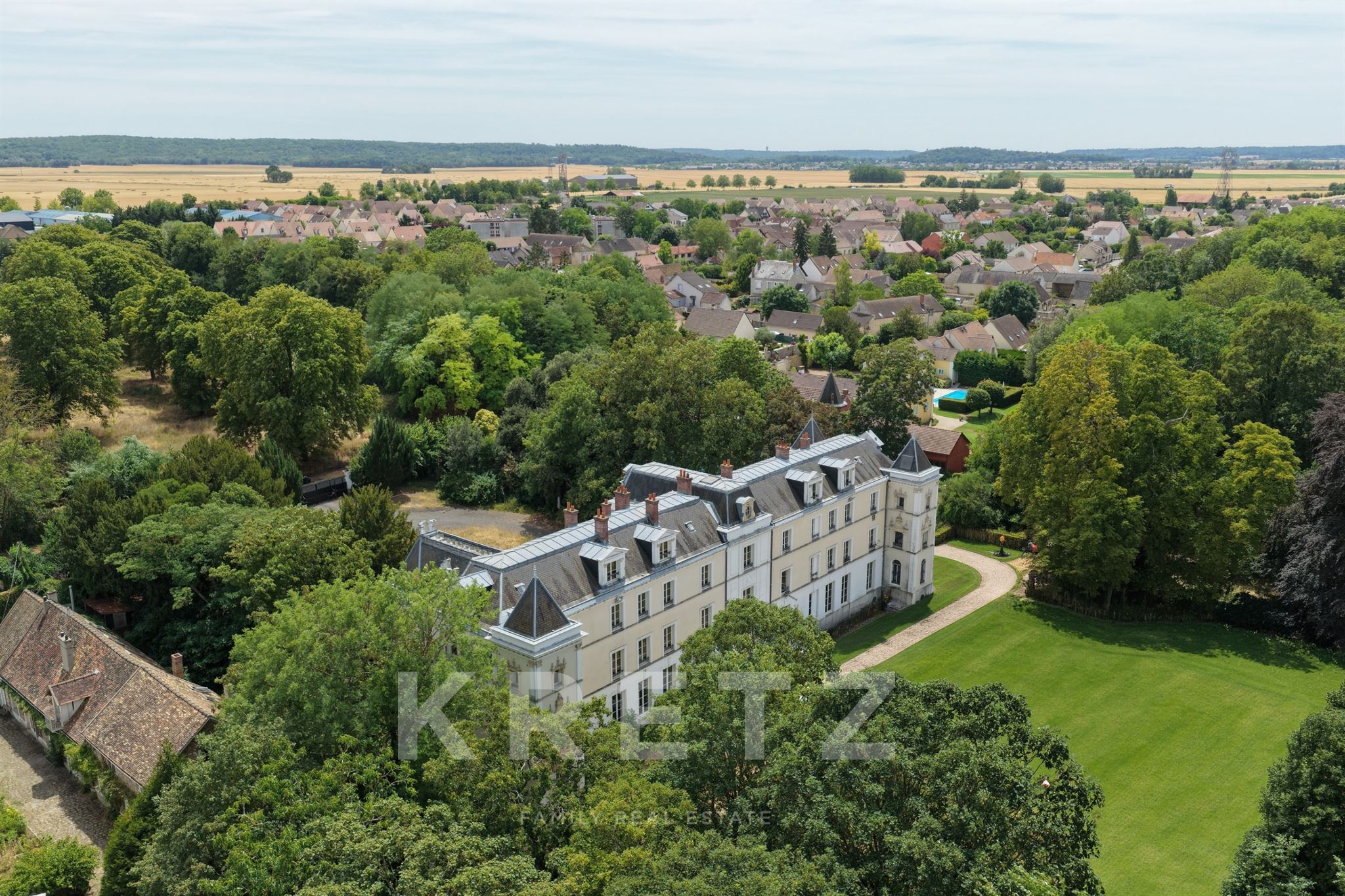Um castelo do século XIX às portas de Paris, com capela privada e 5,8 hectares de parque