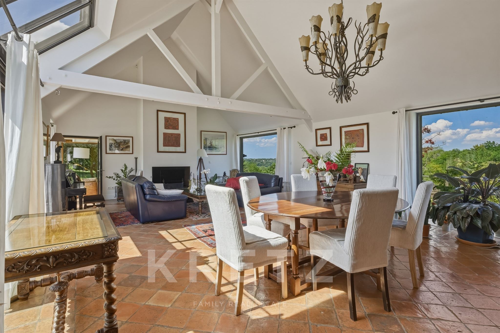 Aux portes de Honfleur,  domaine sur 3 hectares avec une maison principale et 3 maisons annexes