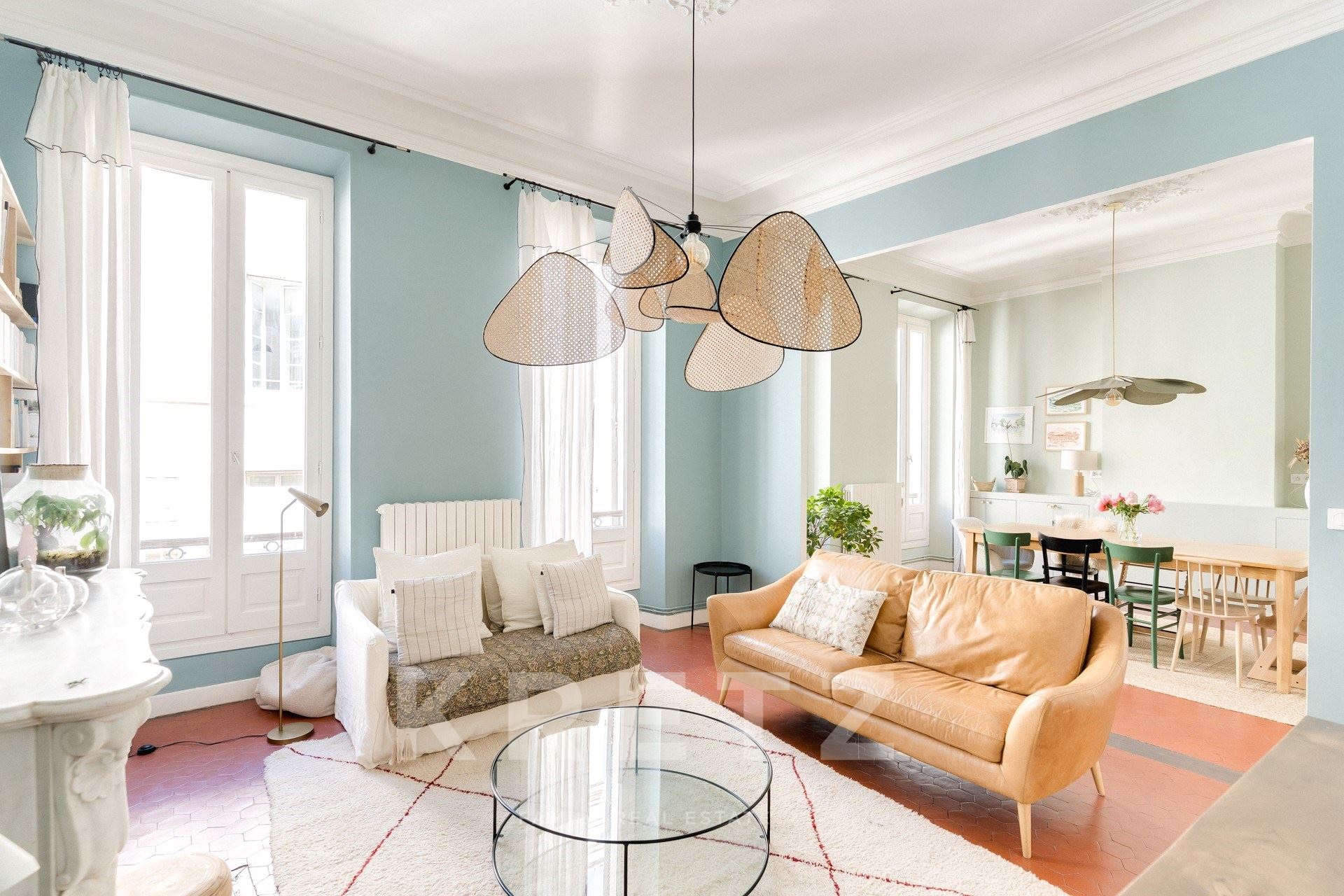 Marseille 6th - Elegant renovated apartment with timeless charm and triple exposure