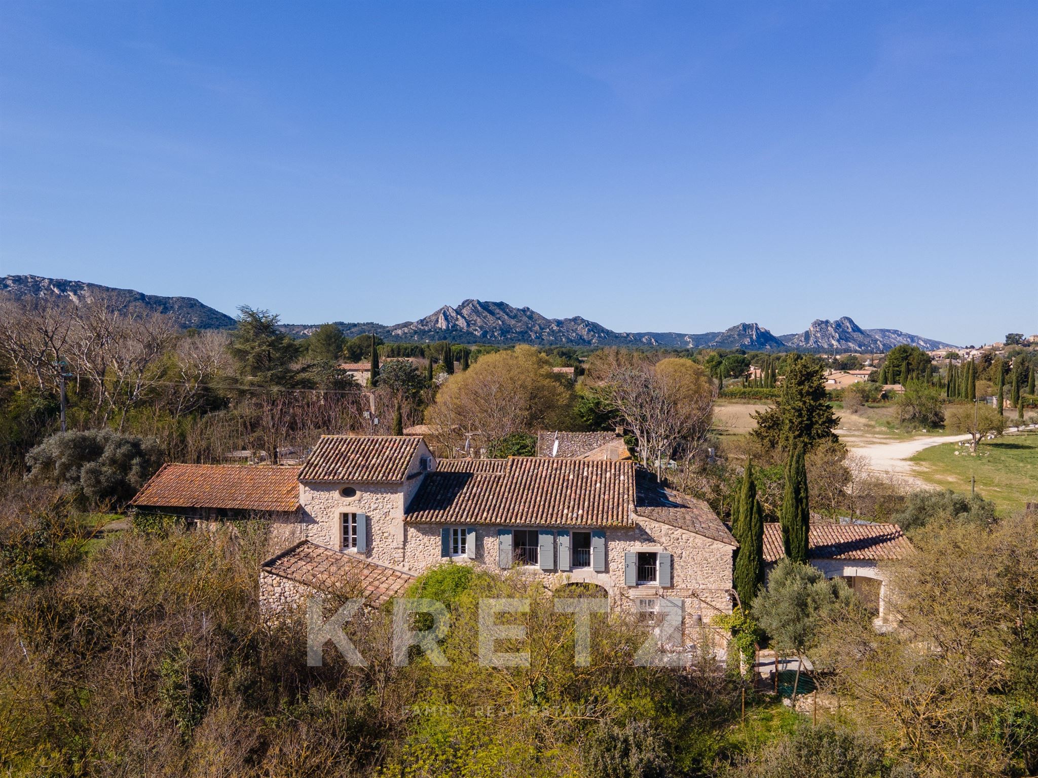 EXCLUSIVITÉ – EYGALIÈRES – MAS AUTHENTIQUE DU XVIIIe SIÈCLE DE 350 m2, 6 chambres