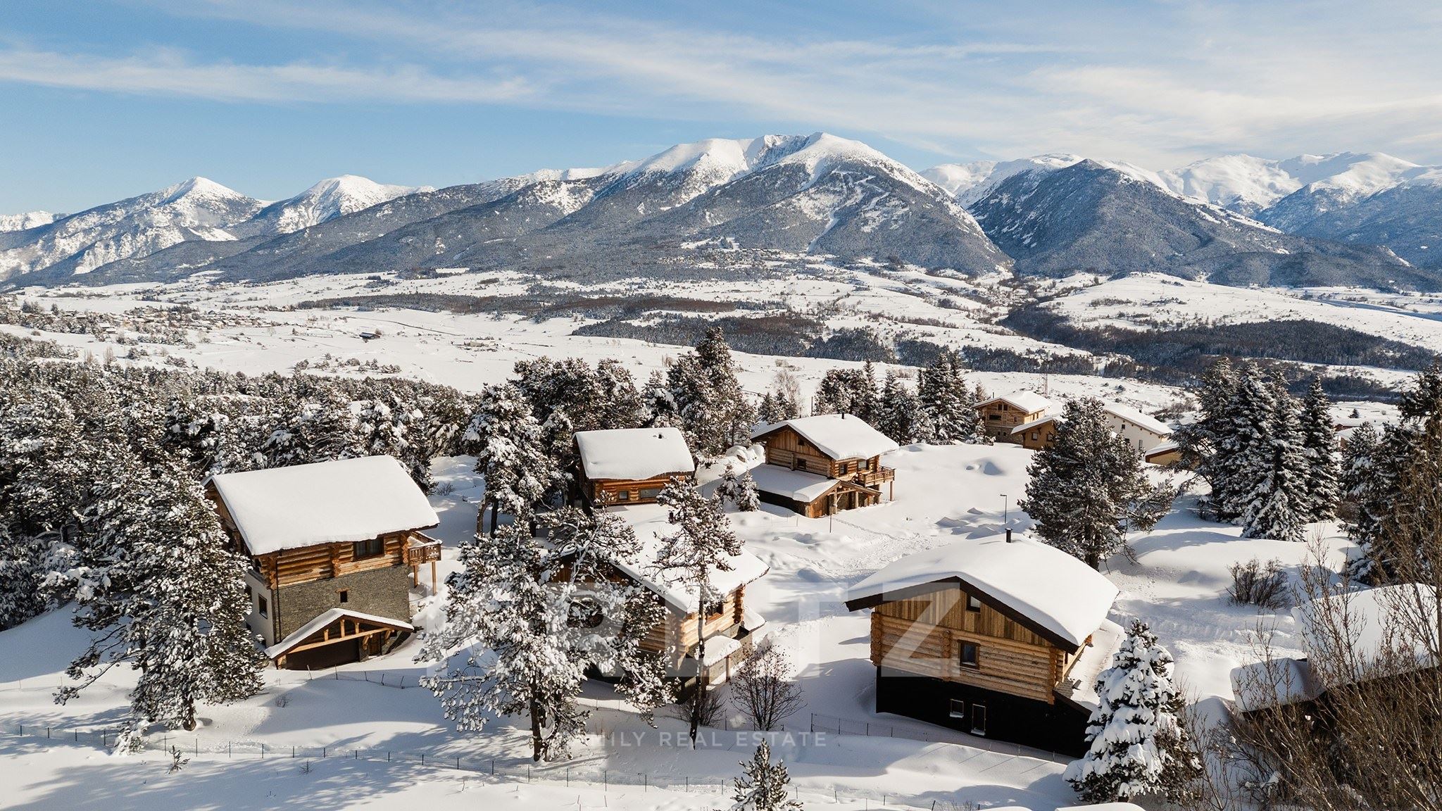 À Font-Romeu, dans un écrin naturel baigné de lumière, ce chalet aux prestations soignées incarne un