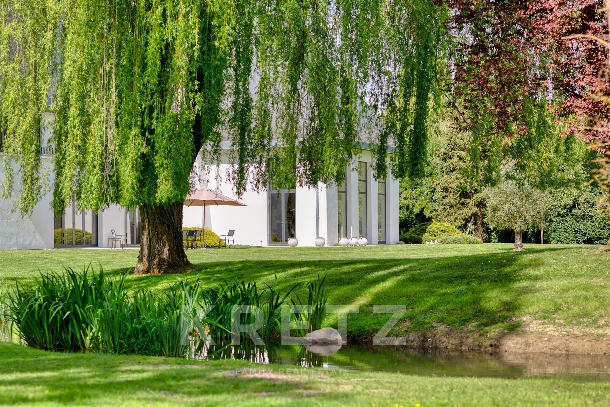 Architect-designed house built on a 13-hectare Domaine