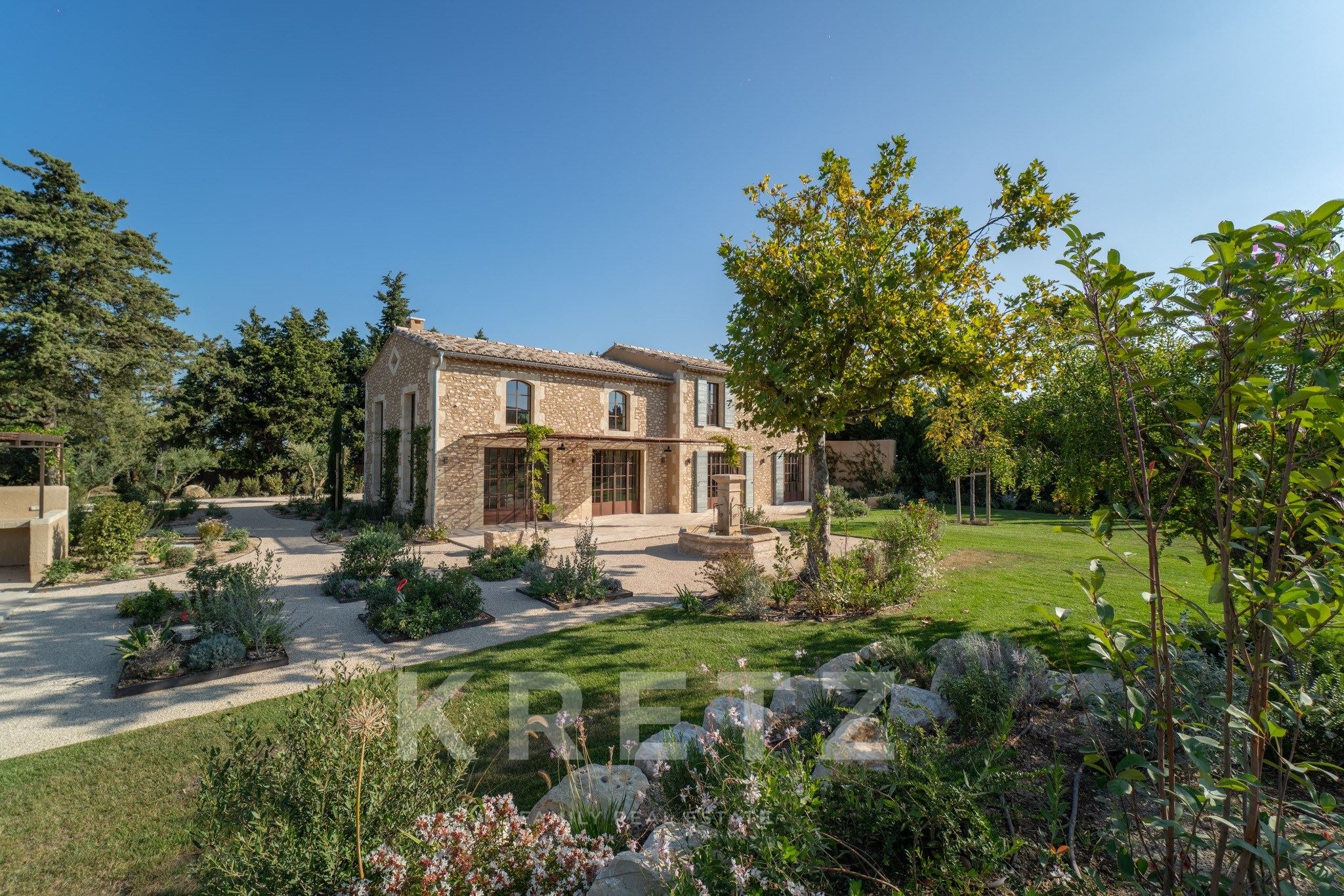 Eygalières – Mas en pierre de 266 m², 5 suites et vue sur le Grand Calan