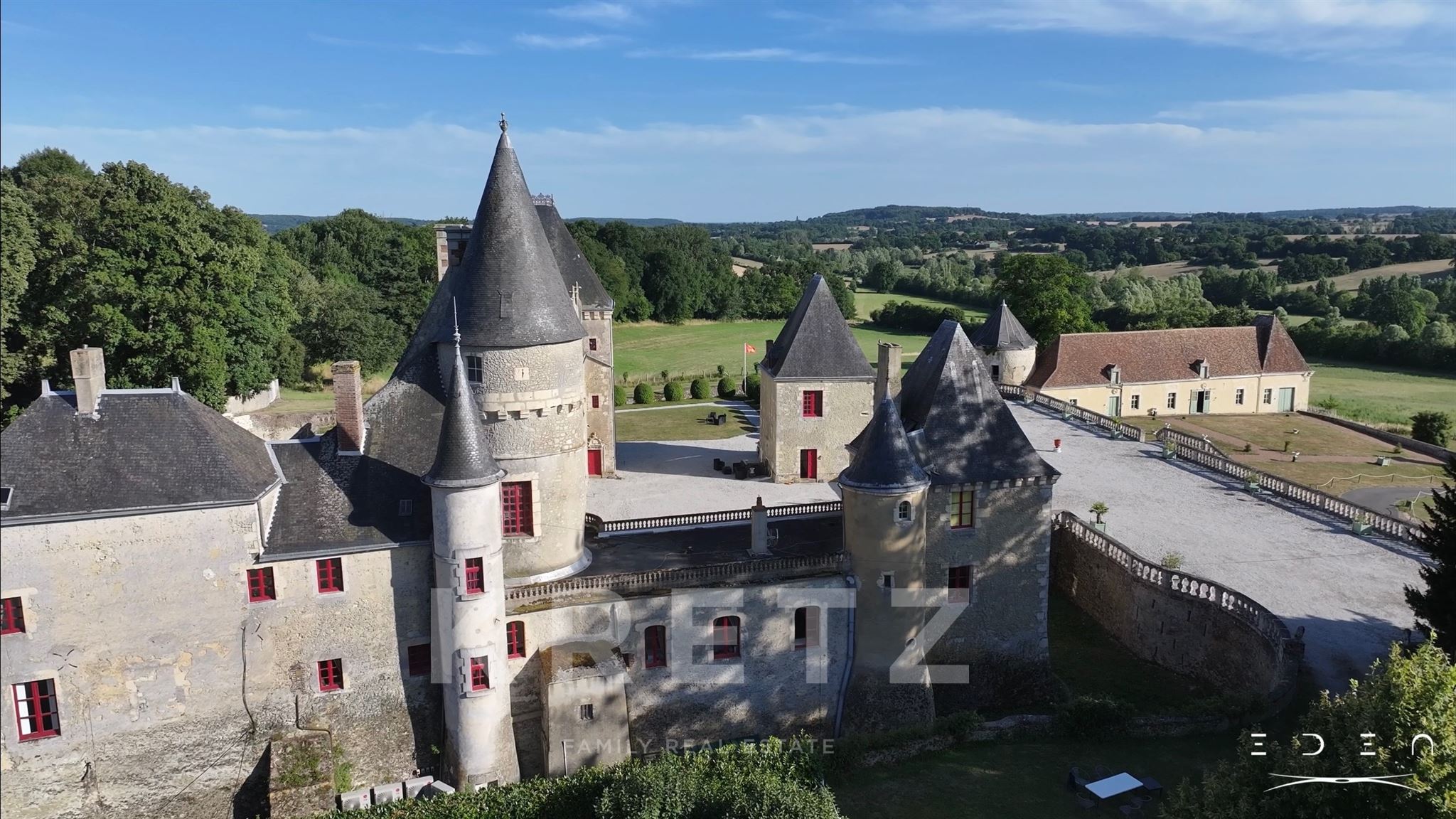 Château IMH du 17e et dépendances 42ha, piscine, bois