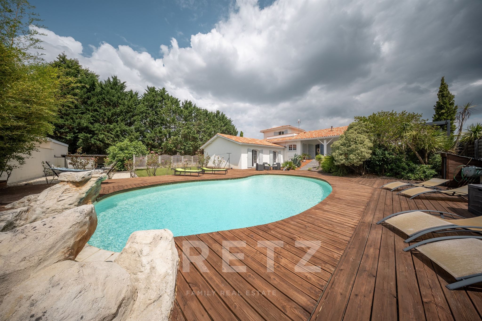 CANEJAN — Holiday spirit, 260 sqm family residence