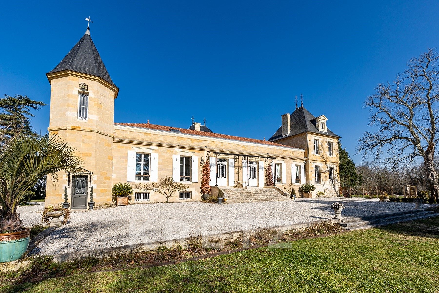Restored family manor house in Léognan, 623m², magnolia-filled grounds, swimming pool